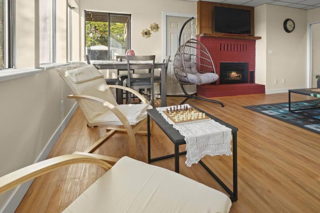 Five Bedroom Oasis with View of Abbotsford Valley