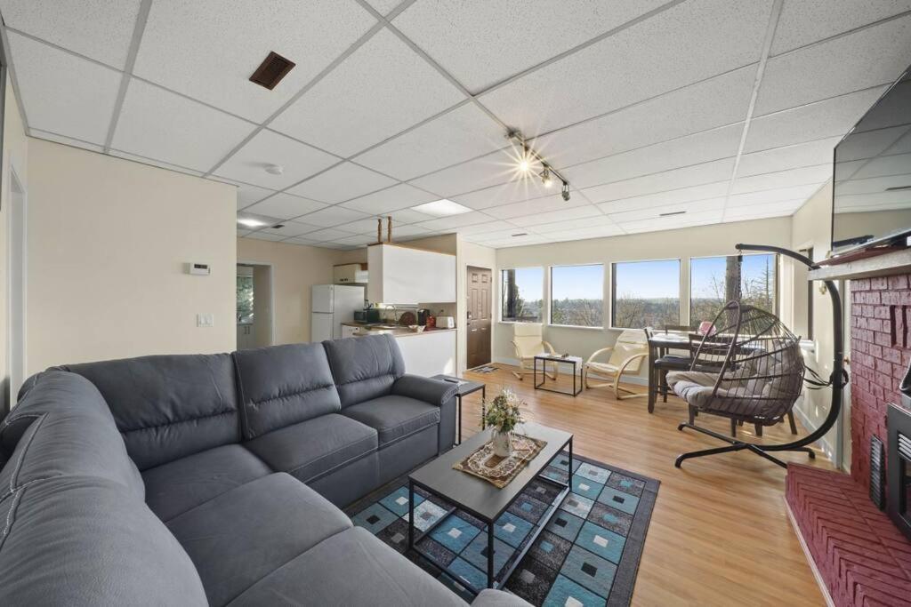 Five Bedroom Oasis with View of Abbotsford Valley