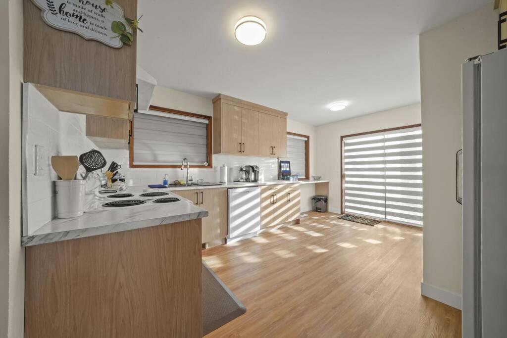 Five Bedroom Oasis with View of Abbotsford Valley