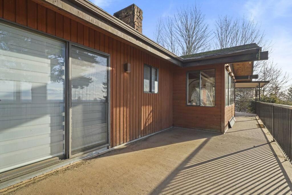 Five Bedroom Oasis with View of Abbotsford Valley