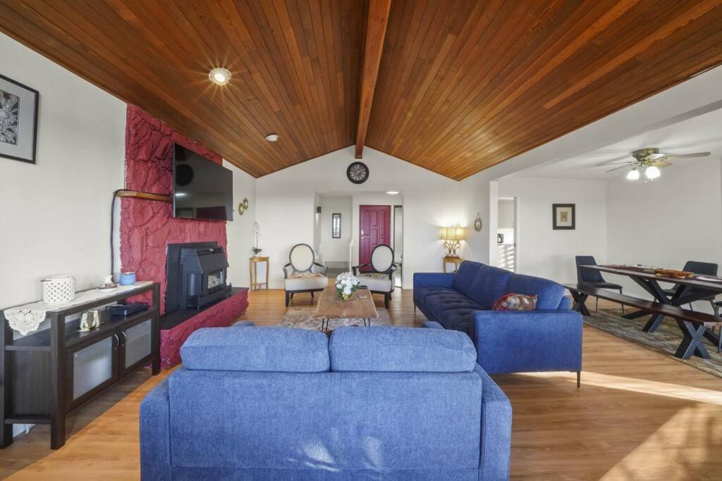 Five Bedroom Oasis with View of Abbotsford Valley