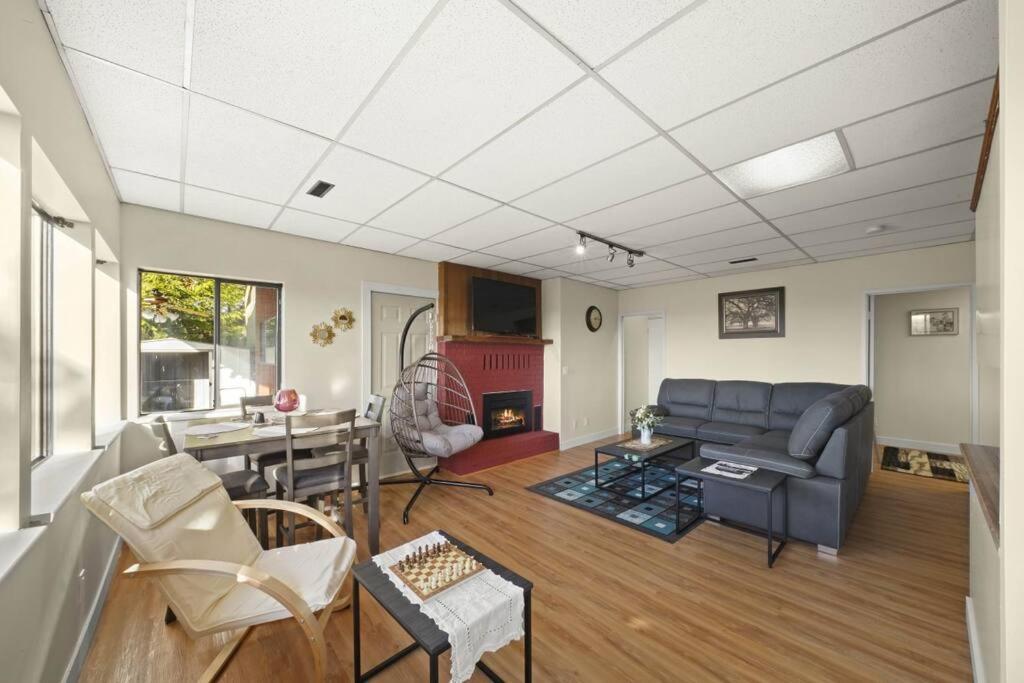 Five Bedroom Oasis with View of Abbotsford Valley