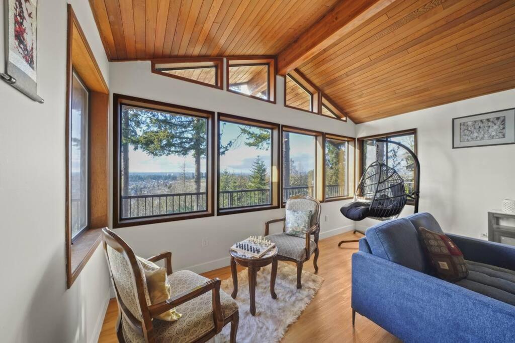 Five Bedroom Oasis with View of Abbotsford Valley