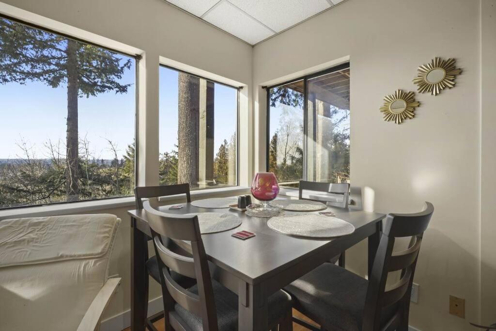 Five Bedroom Oasis with View of Abbotsford Valley