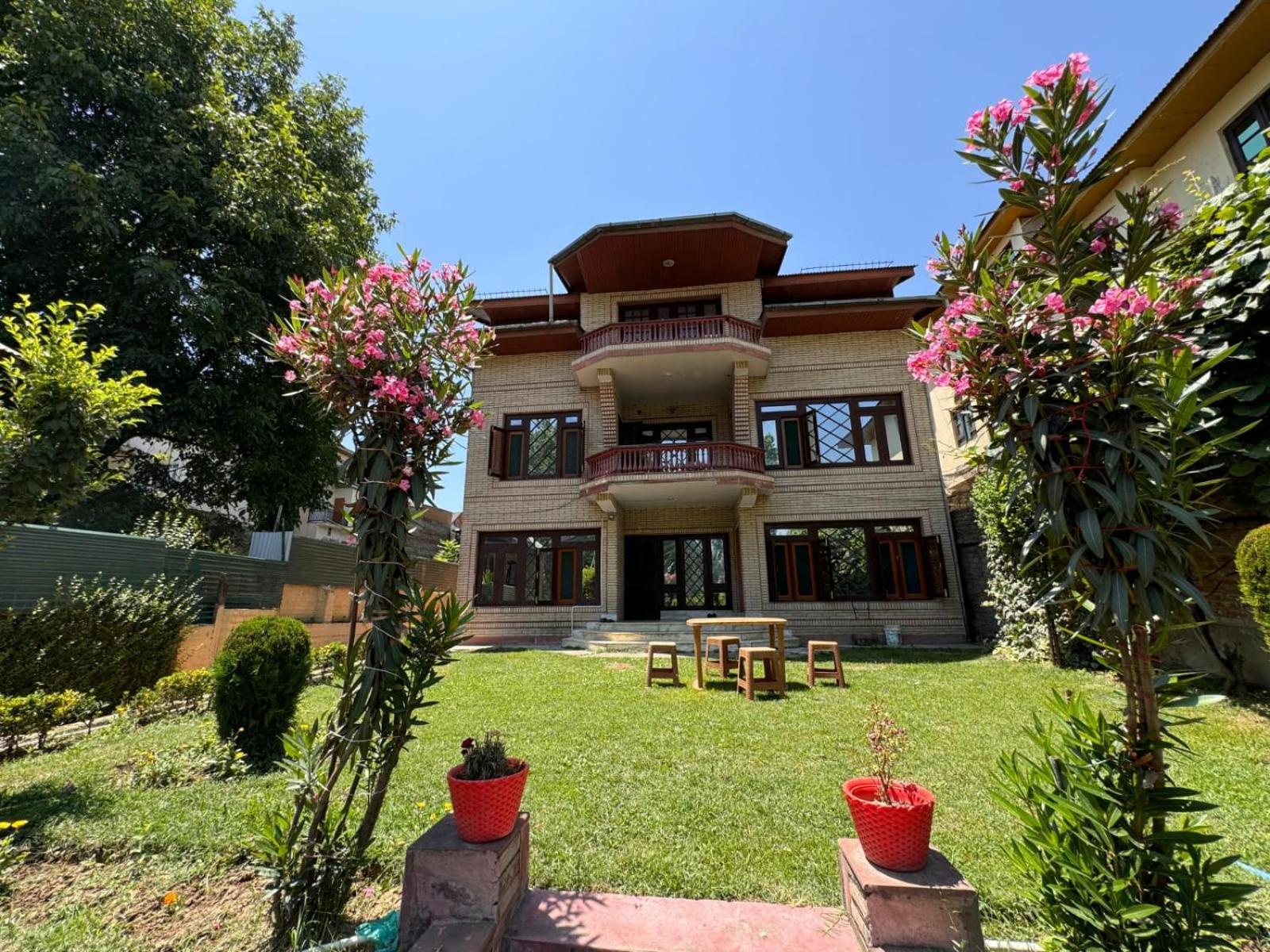 Maqsoom Villa I Entire Villa Near Srinagar Airport and Dal Lake I 4 BR view 2