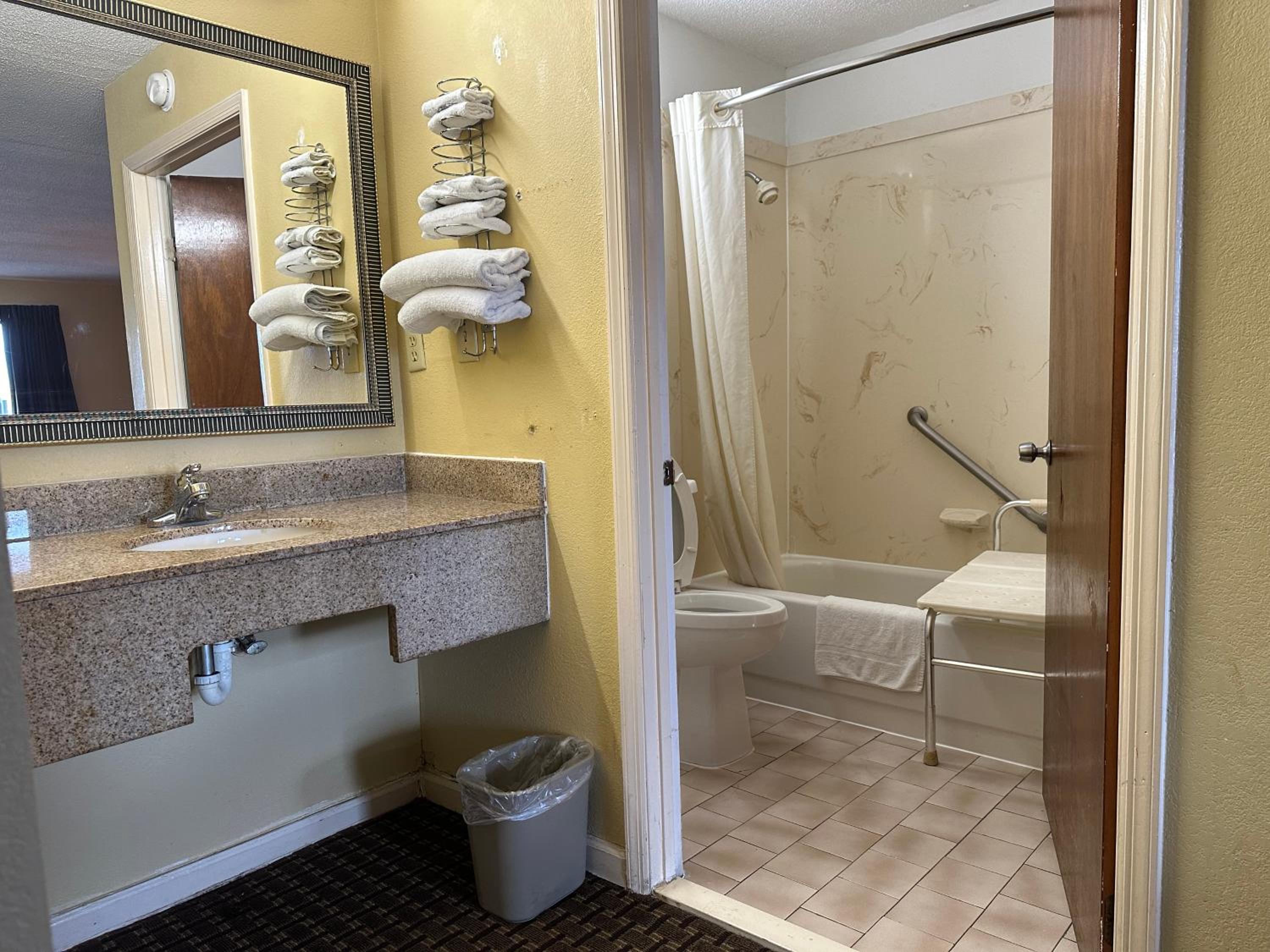 Royal Inn - Anniston