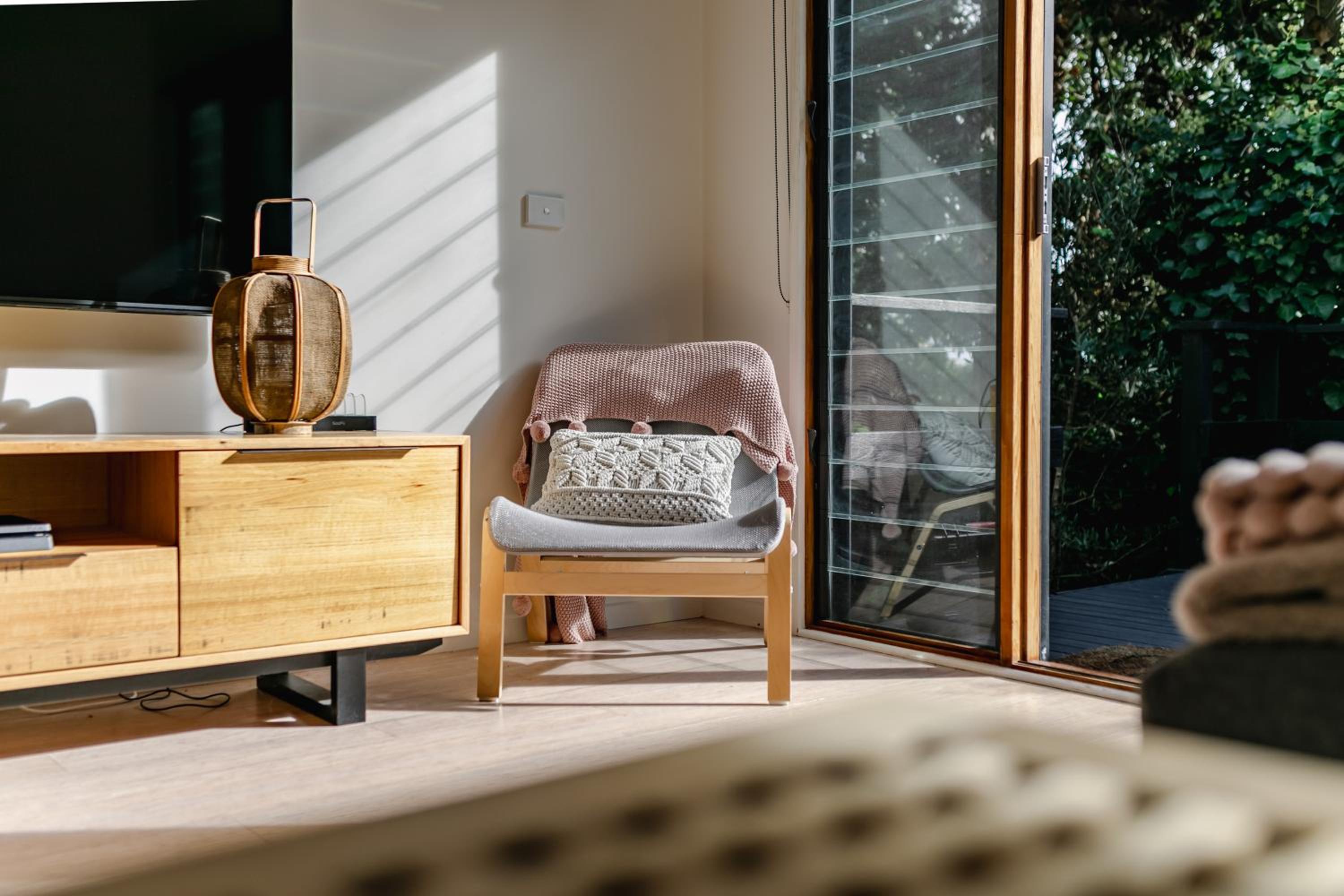 Stylish Beach House Retreat - Close to River & Shops