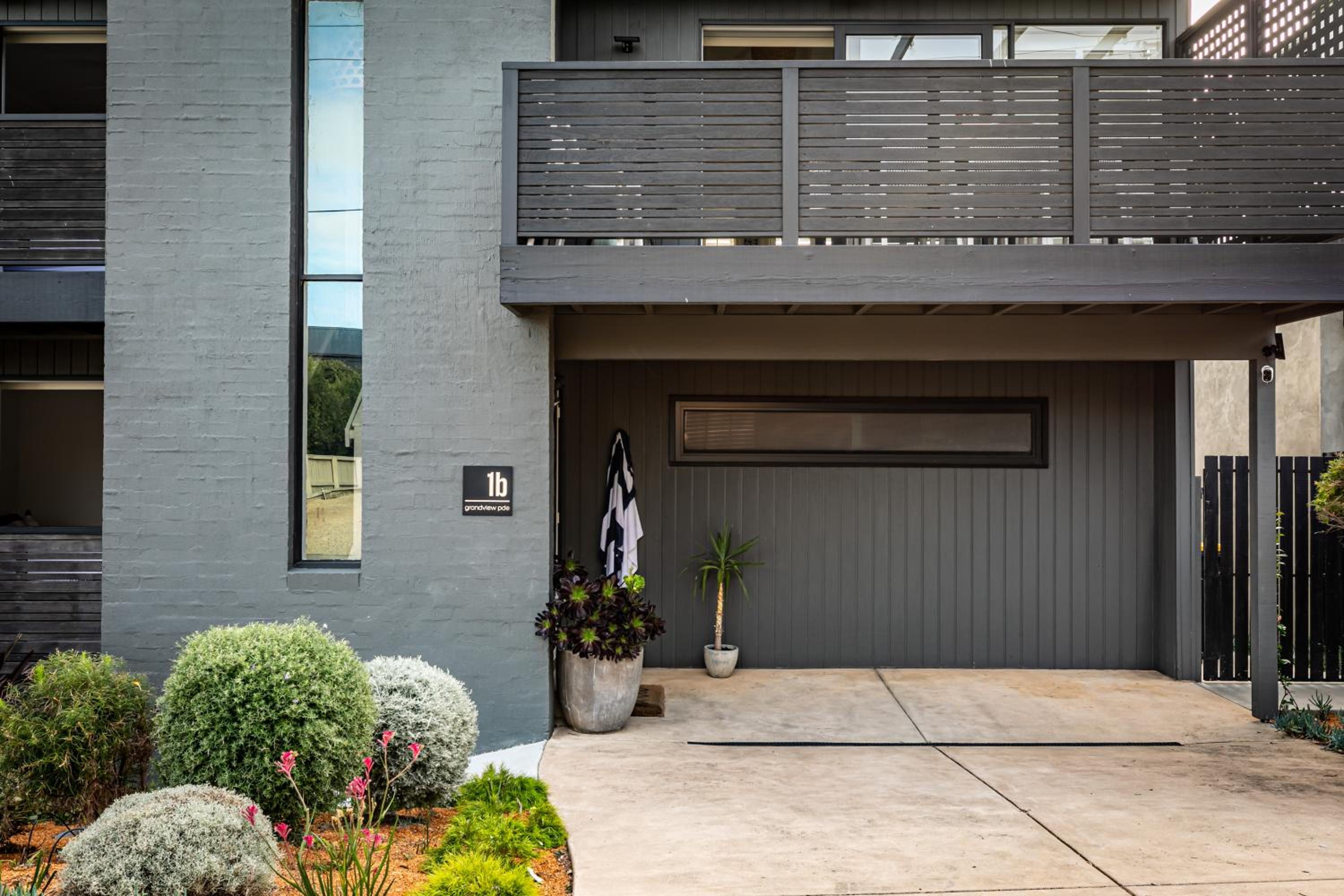 Stylish Beach House Retreat - Close to River & Shops