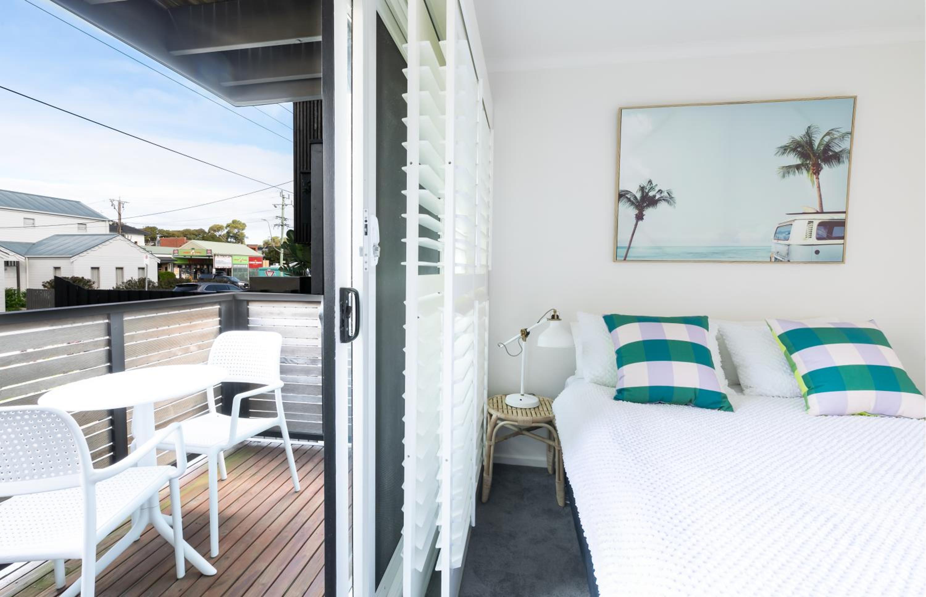 Stylish Beach House Retreat - Close to River & Shops