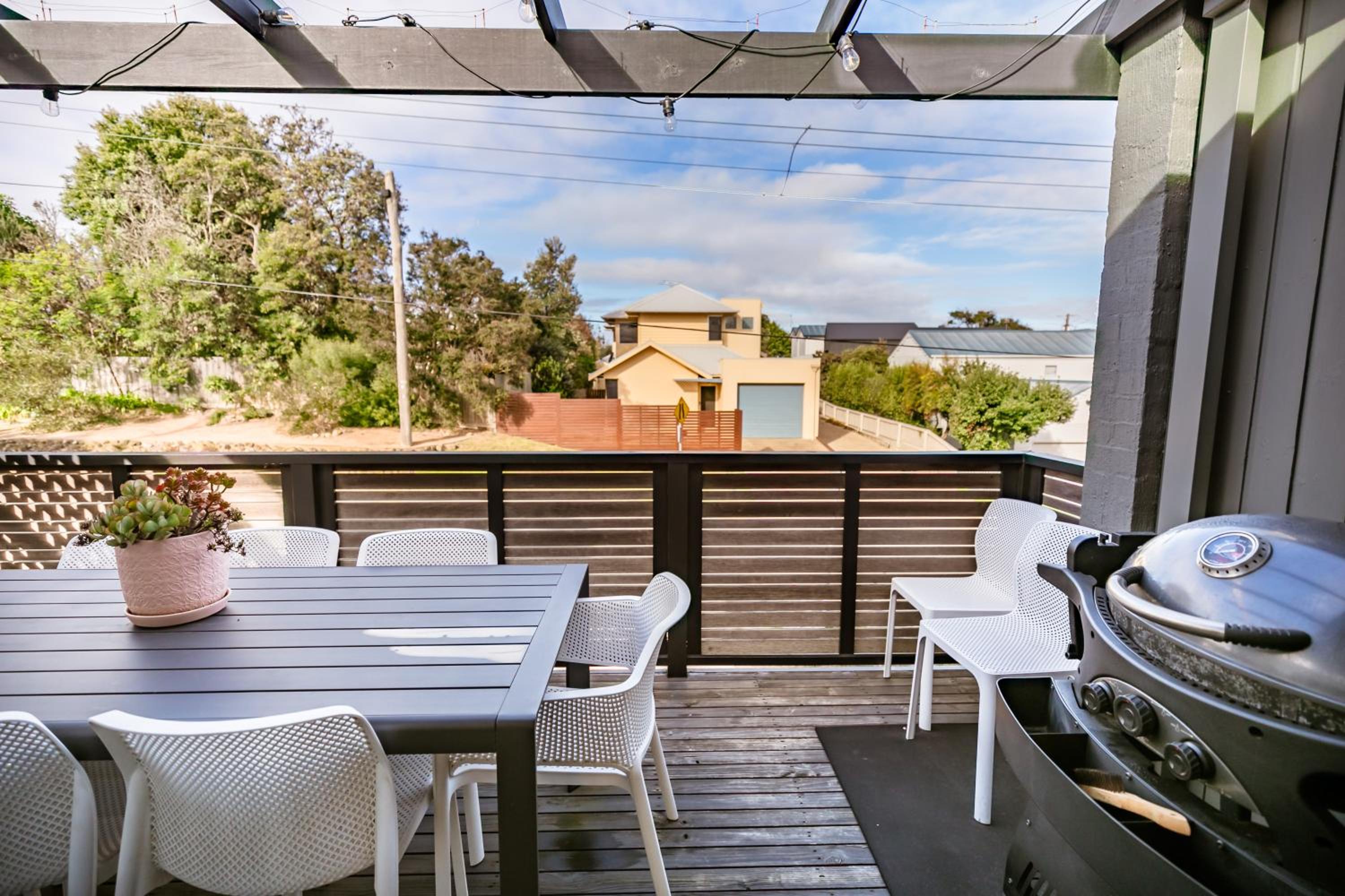 Stylish Beach House Retreat - Close to River & Shops
