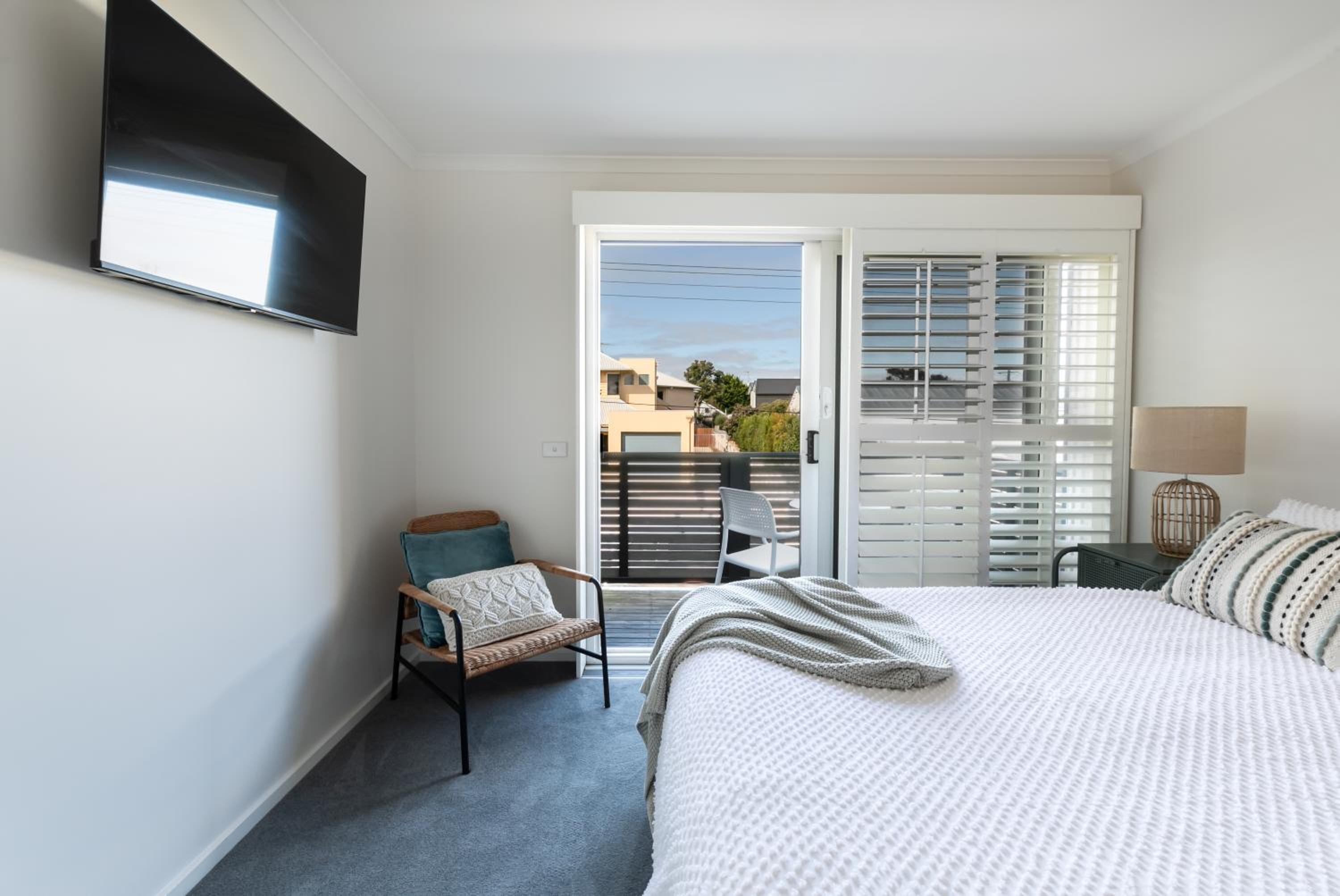 Stylish Beach House Retreat - Close to River & Shops
