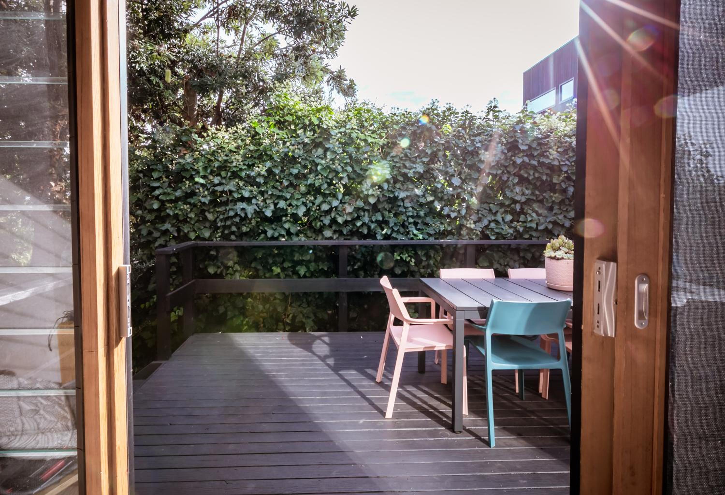 Stylish Beach House Retreat - Close to River & Shops
