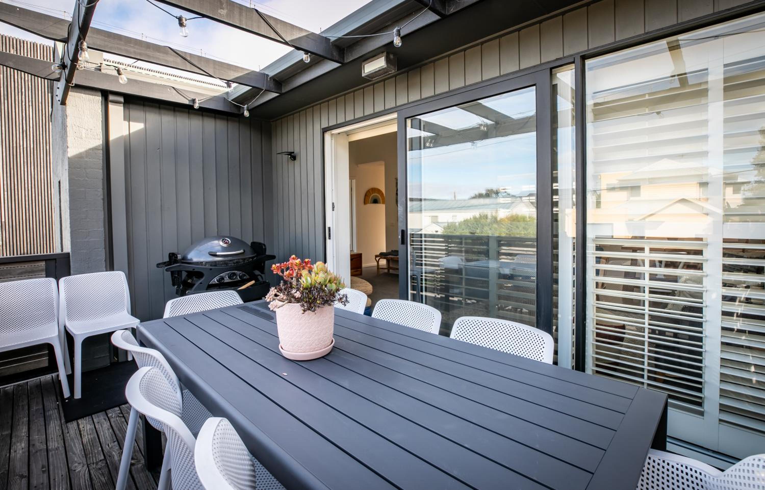 Stylish Beach House Retreat - Close to River & Shops
