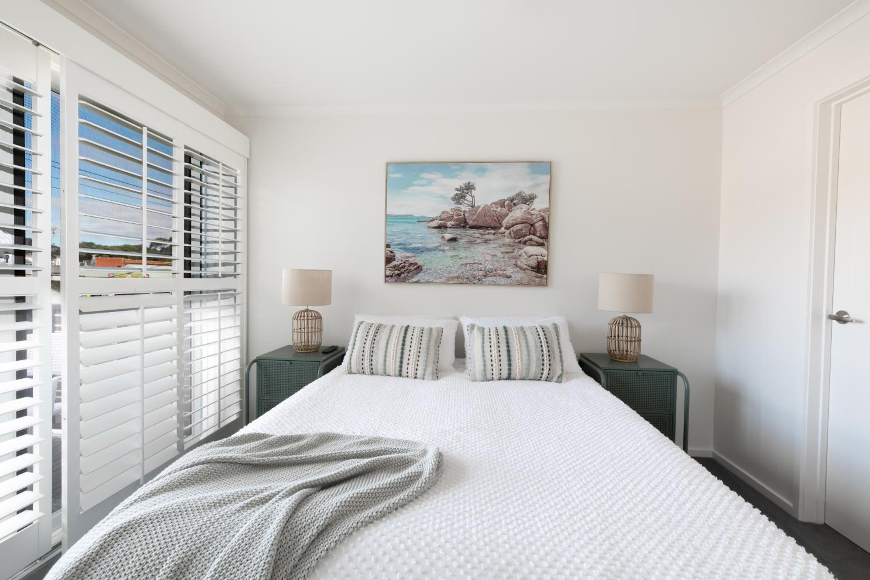 Stylish Beach House Retreat - Close to River & Shops
