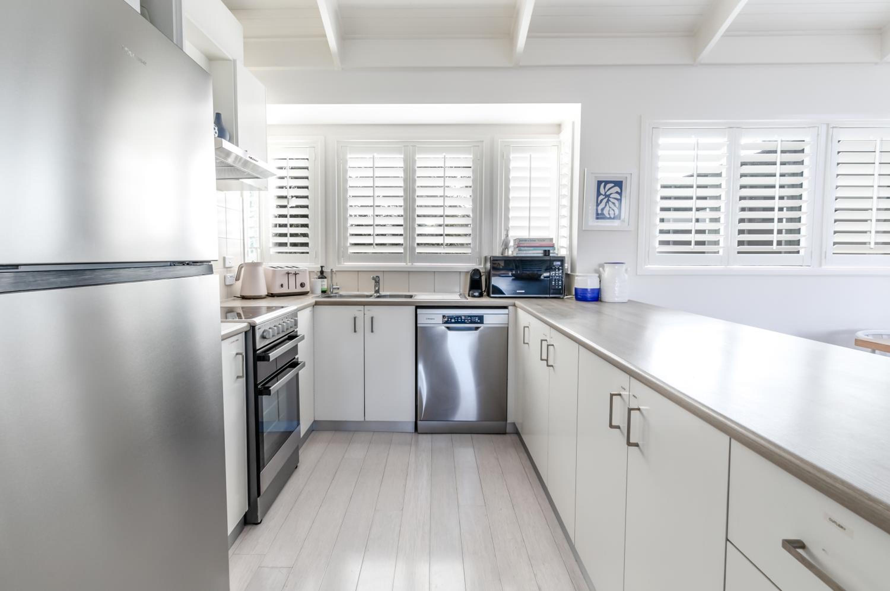 Stylish Beach House Retreat - Close to River & Shops
