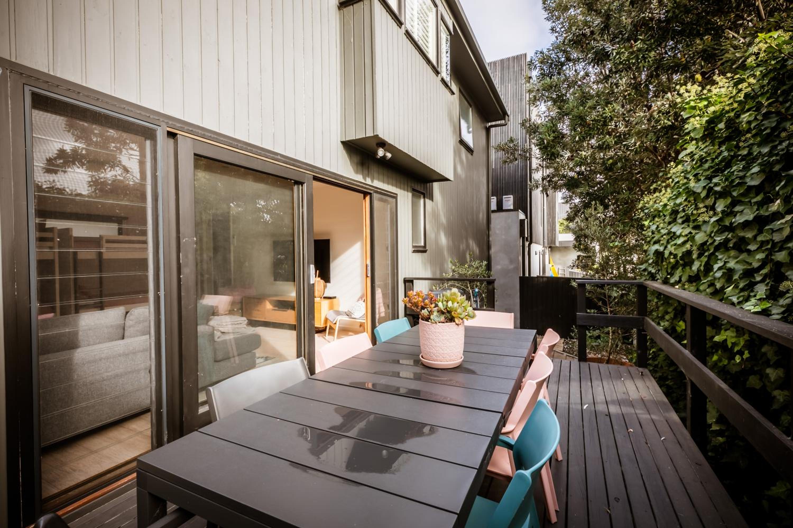 Stylish Beach House Retreat - Close to River & Shops
