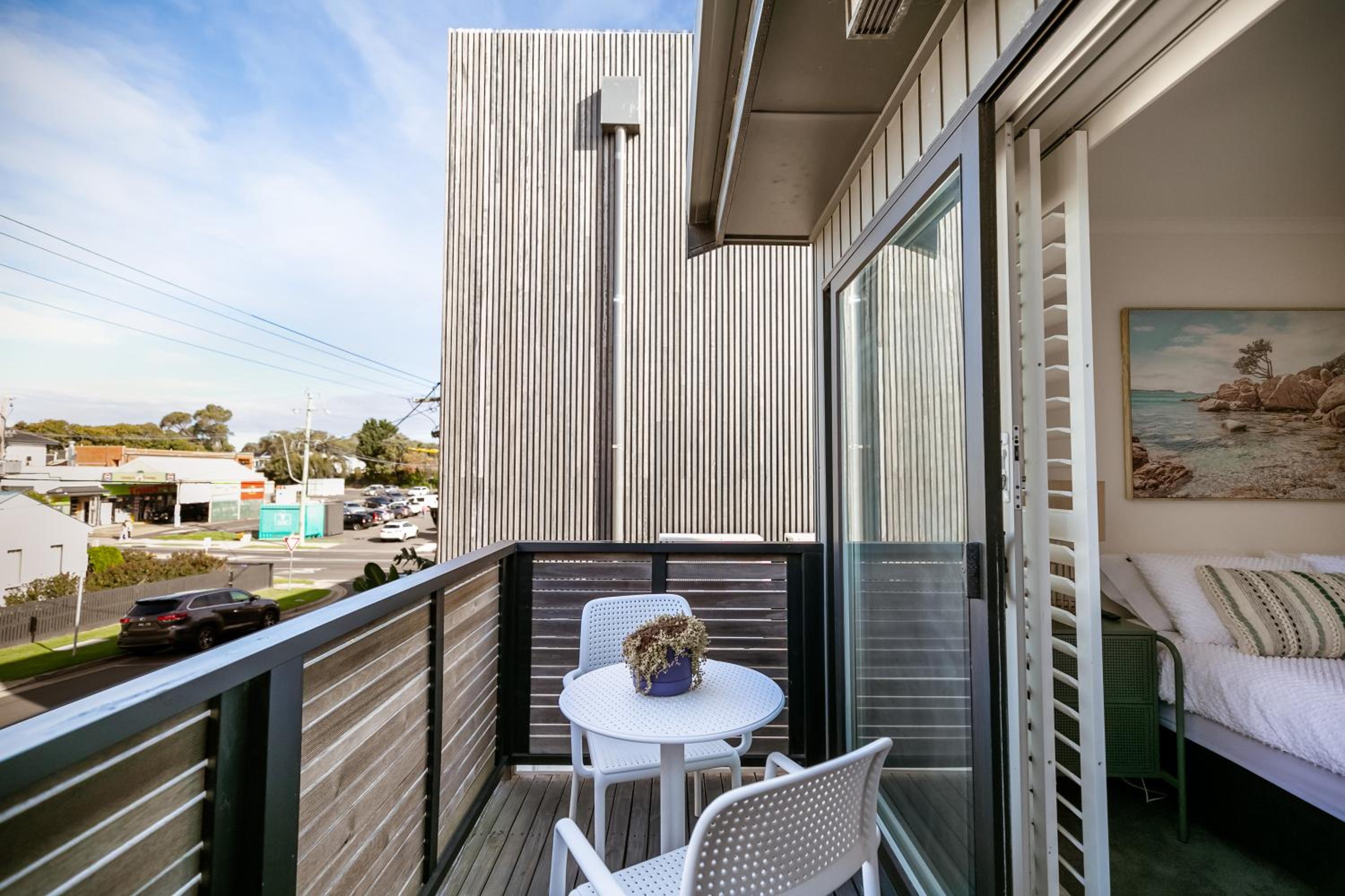 Stylish Beach House Retreat - Close to River & Shops