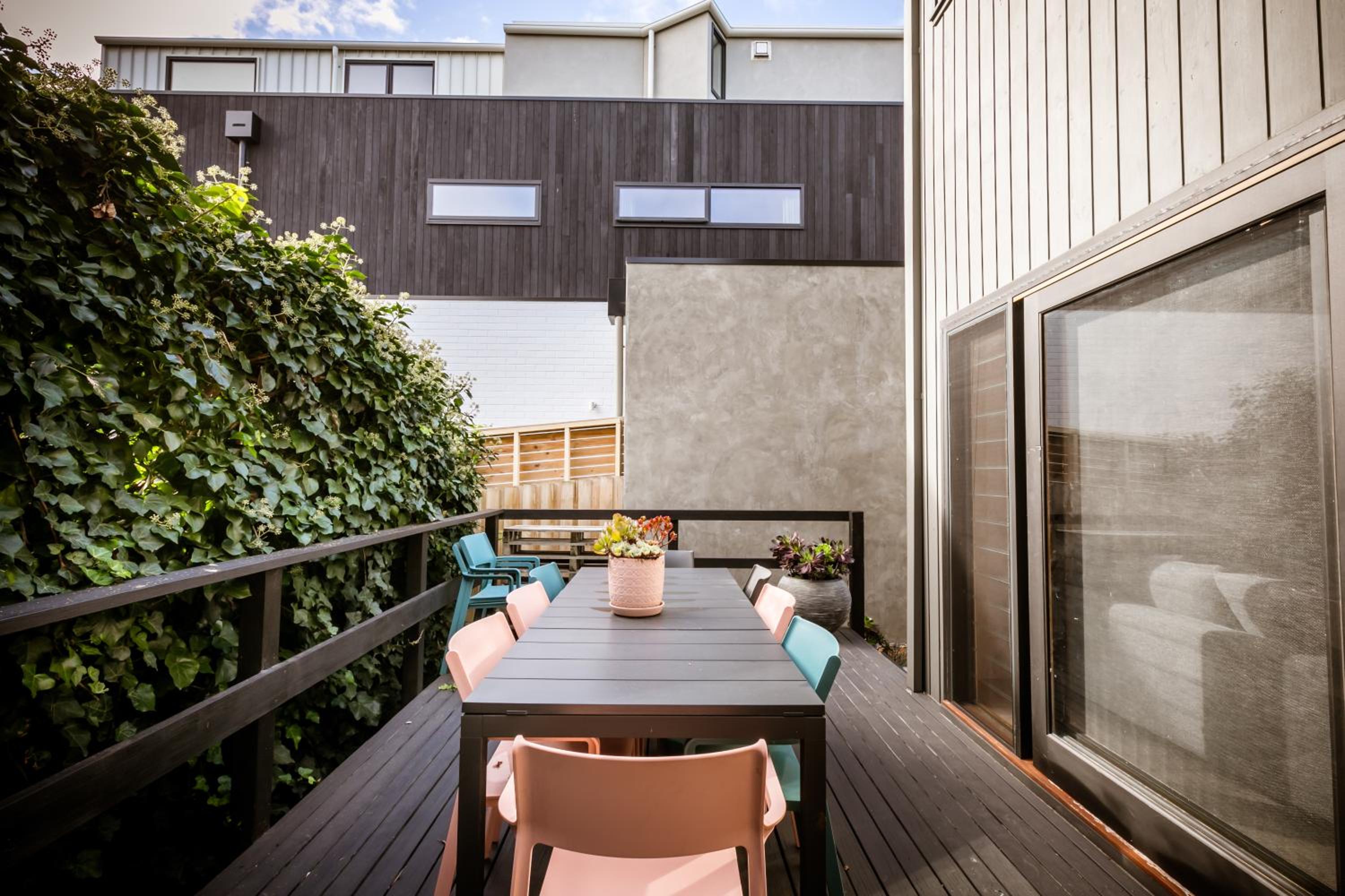 Stylish Beach House Retreat - Close to River & Shops