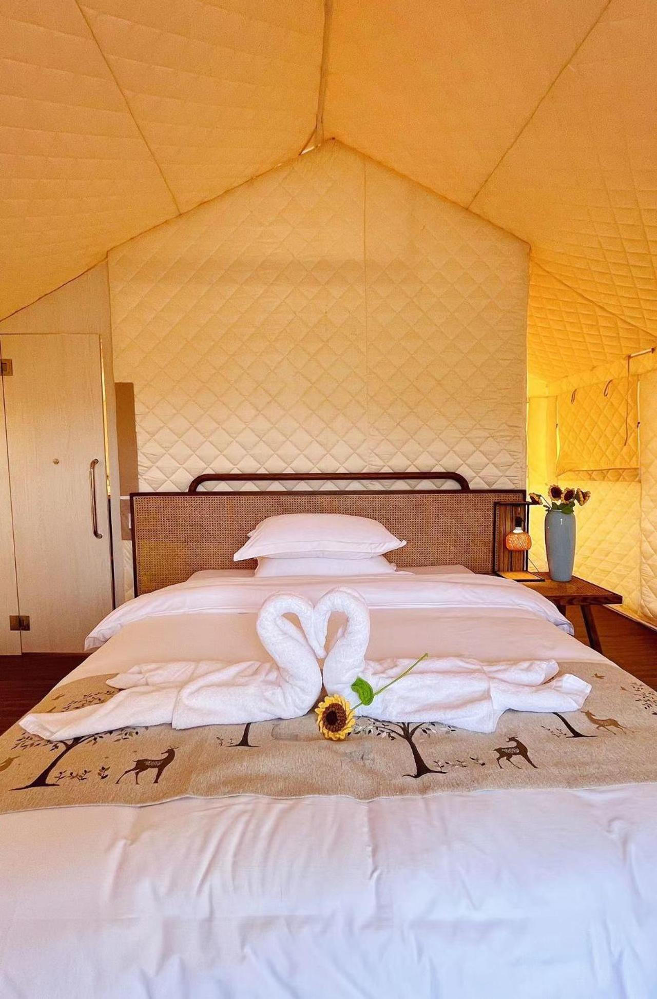 Zhangjiajie Cliff Flower RV Tent Hotel