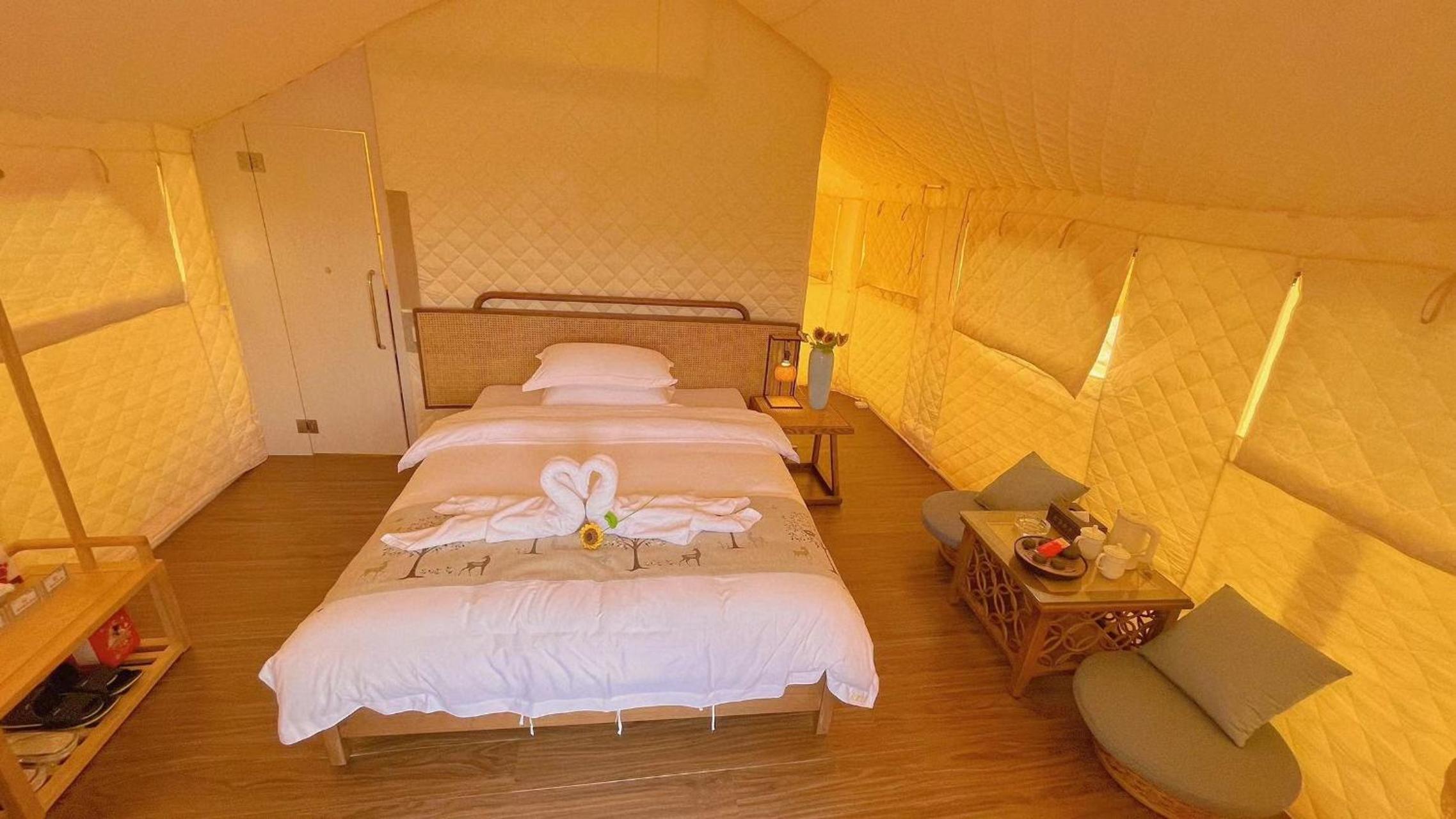 Zhangjiajie Cliff Flower RV Tent Hotel