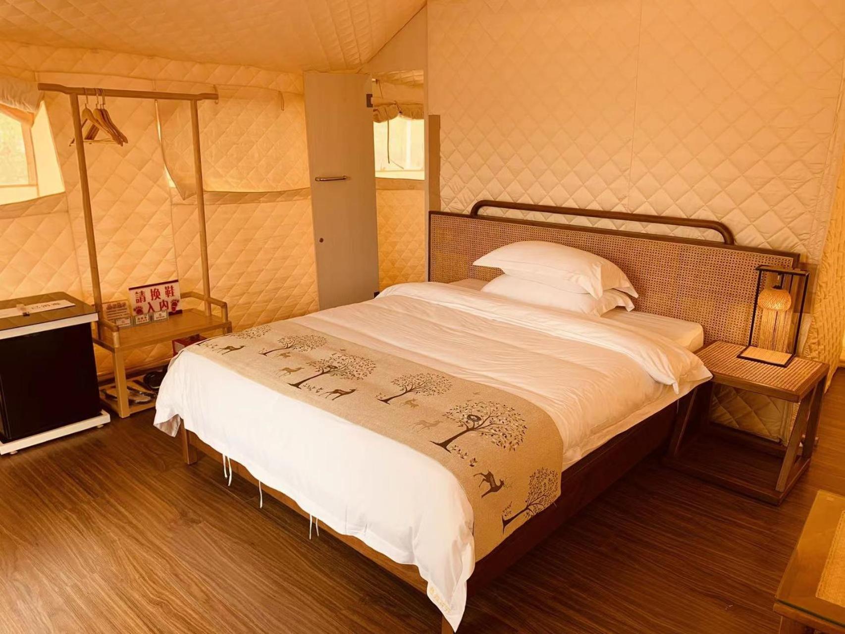 Zhangjiajie Cliff Flower RV Tent Hotel