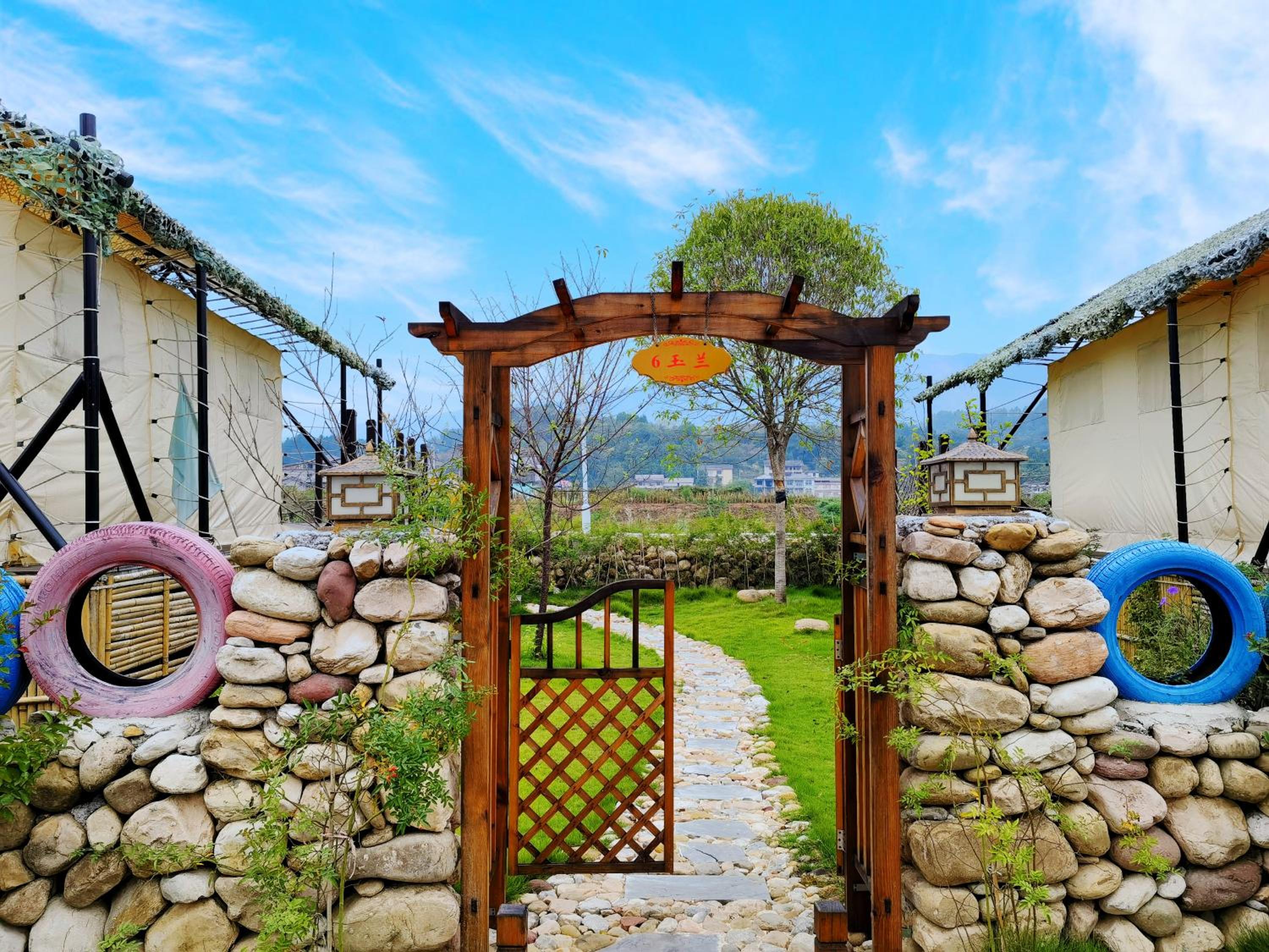 Zhangjiajie Cliff Flower RV Tent Hotel