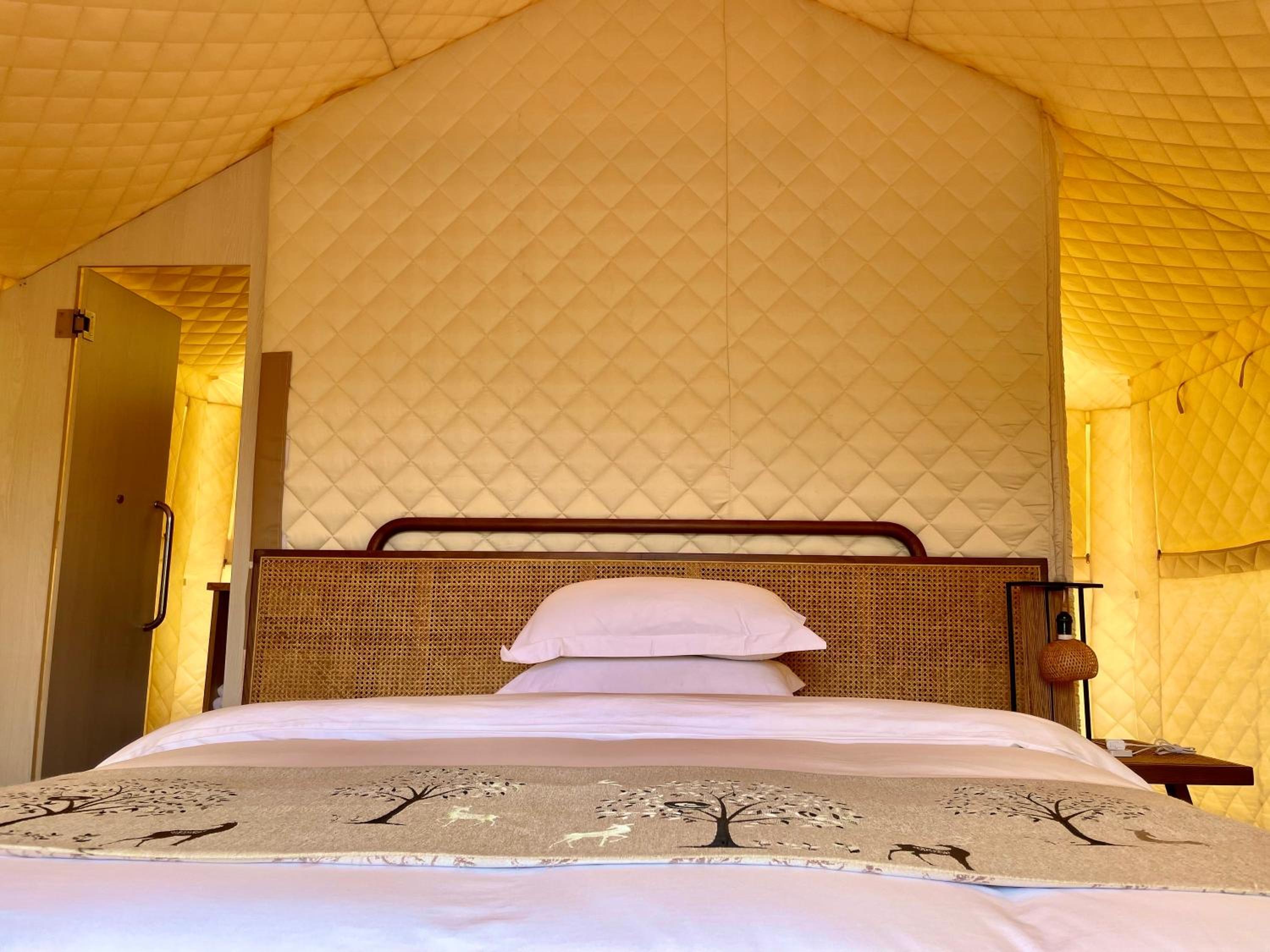 Zhangjiajie Cliff Flower RV Tent Hotel