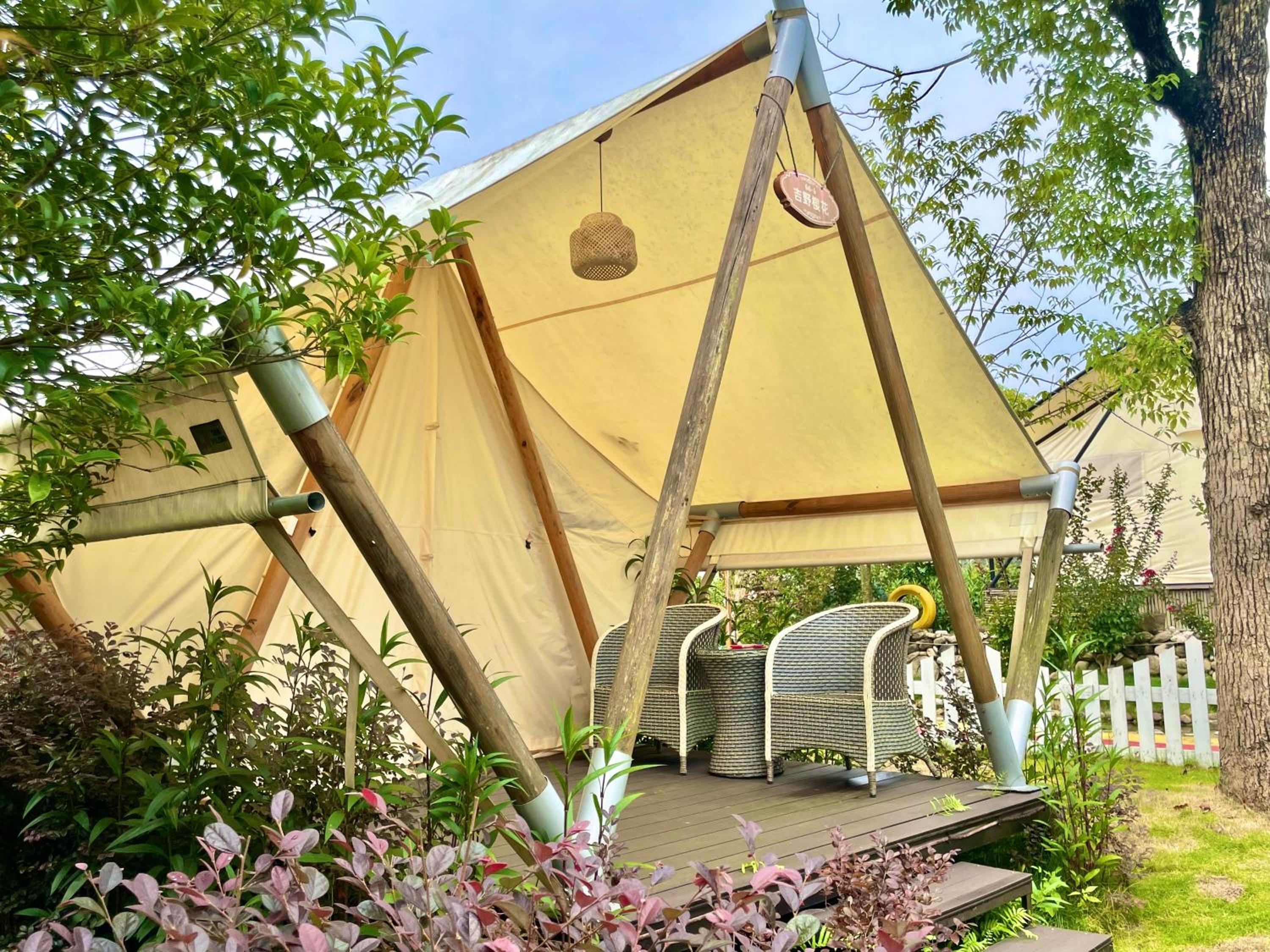 Zhangjiajie Cliff Flower RV Tent Hotel