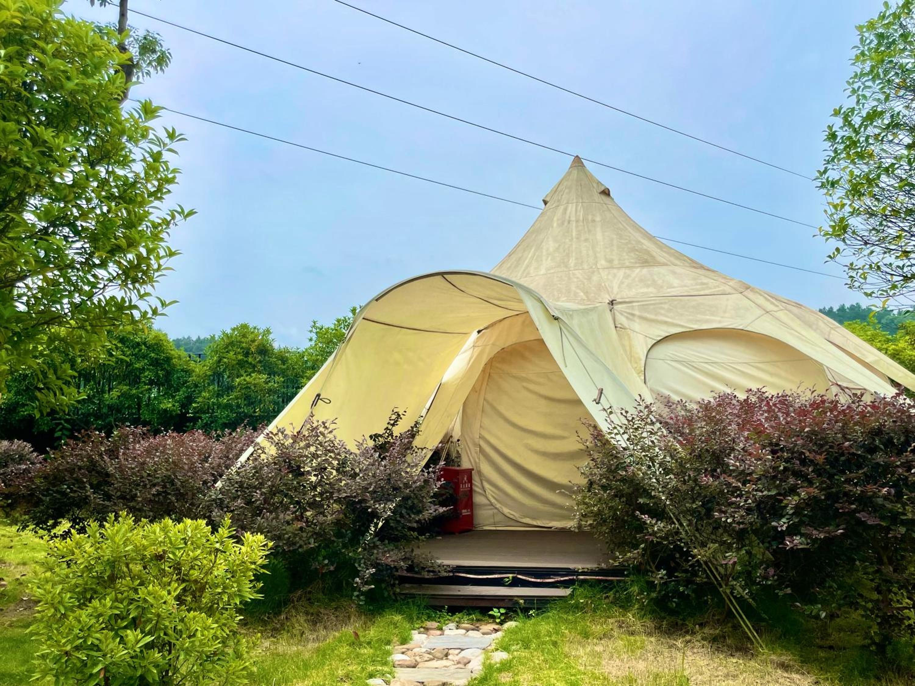 Zhangjiajie Cliff Flower RV Tent Hotel