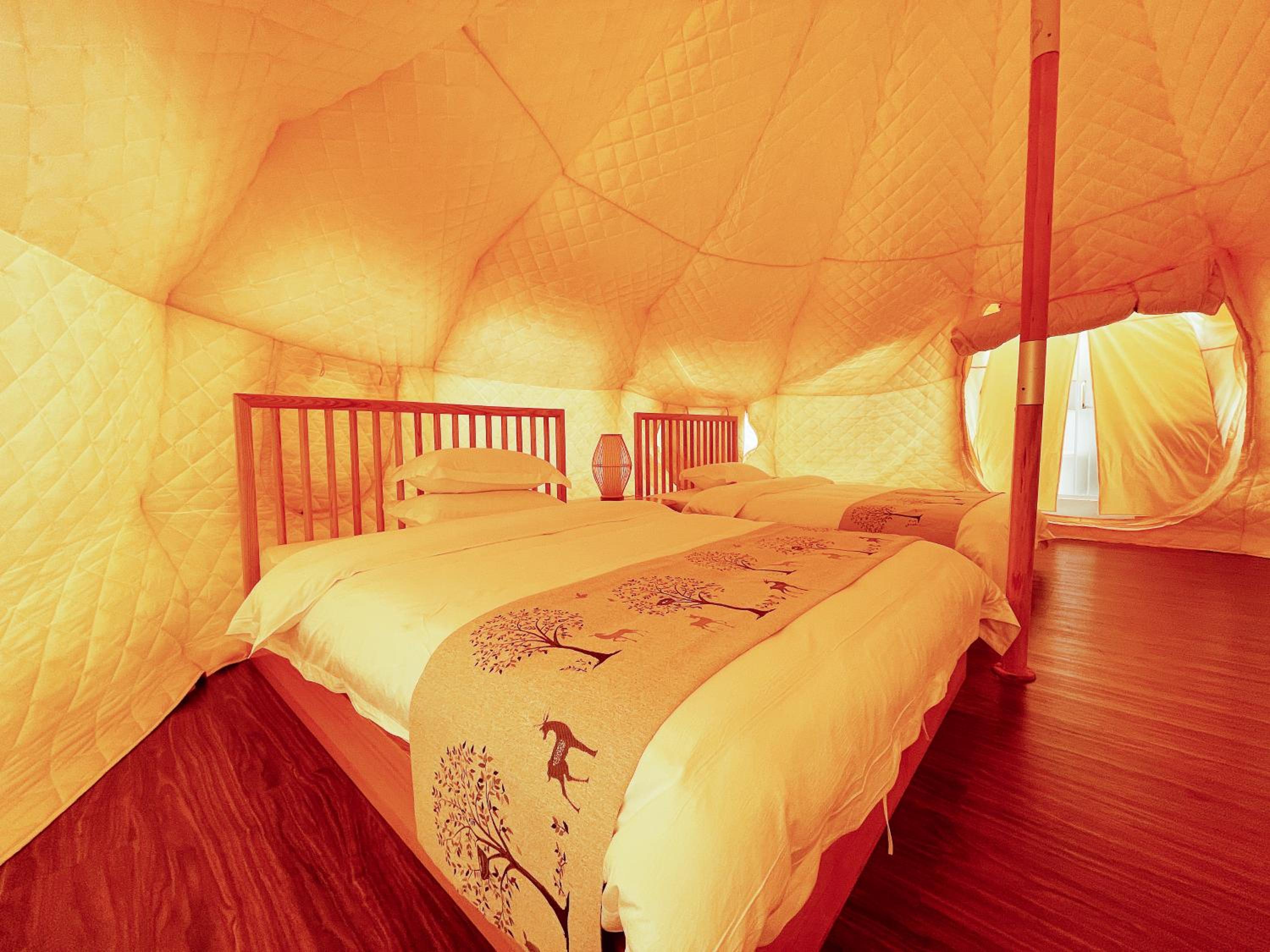 Zhangjiajie Cliff Flower RV Tent Hotel
