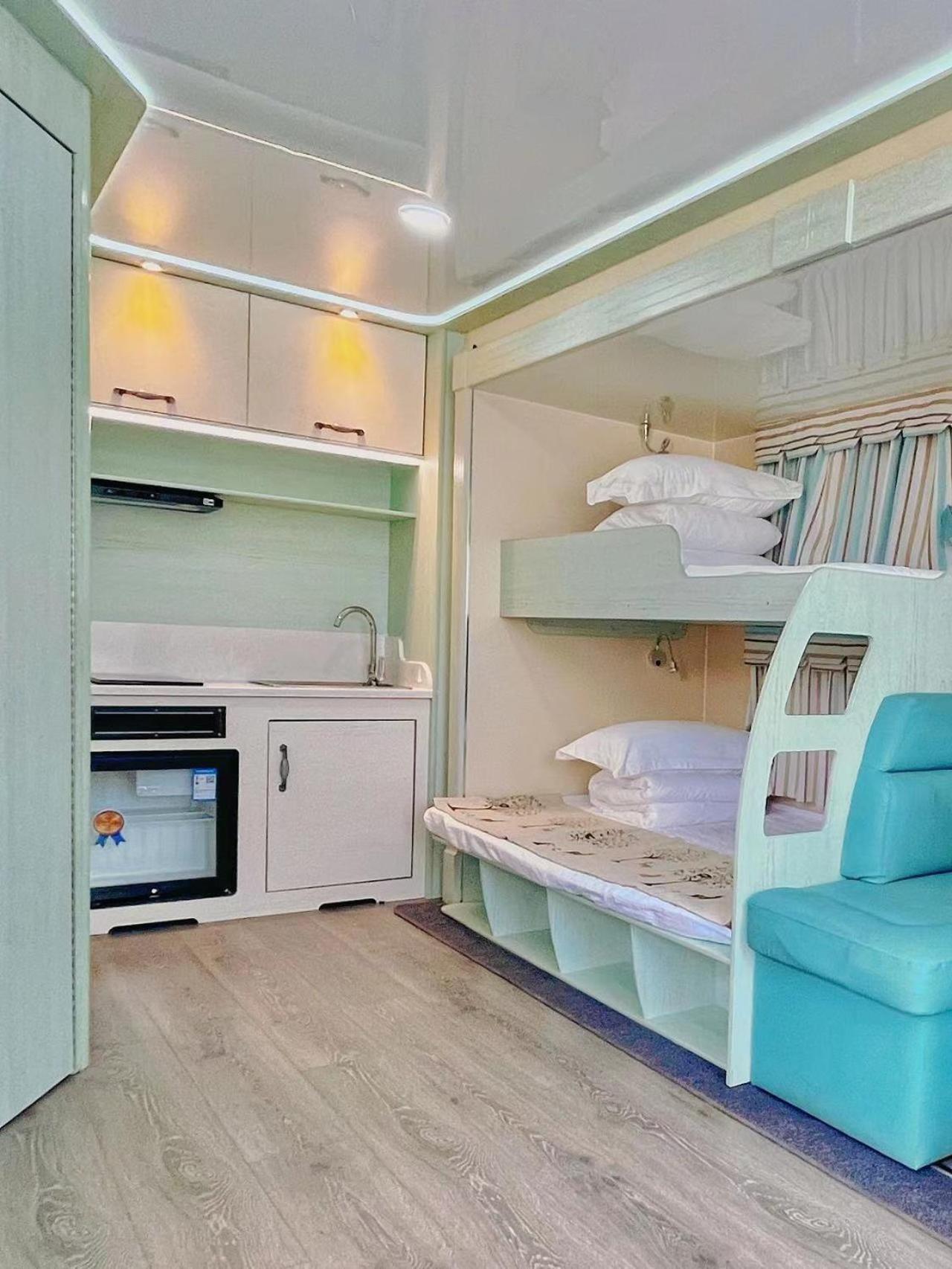 Zhangjiajie Cliff Flower RV Tent Hotel