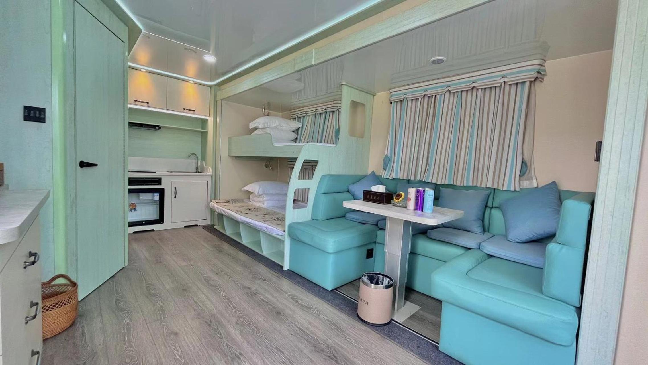Zhangjiajie Cliff Flower RV Tent Hotel