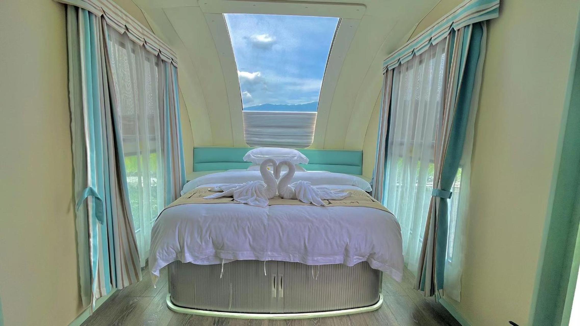 Zhangjiajie Cliff Flower RV Tent Hotel