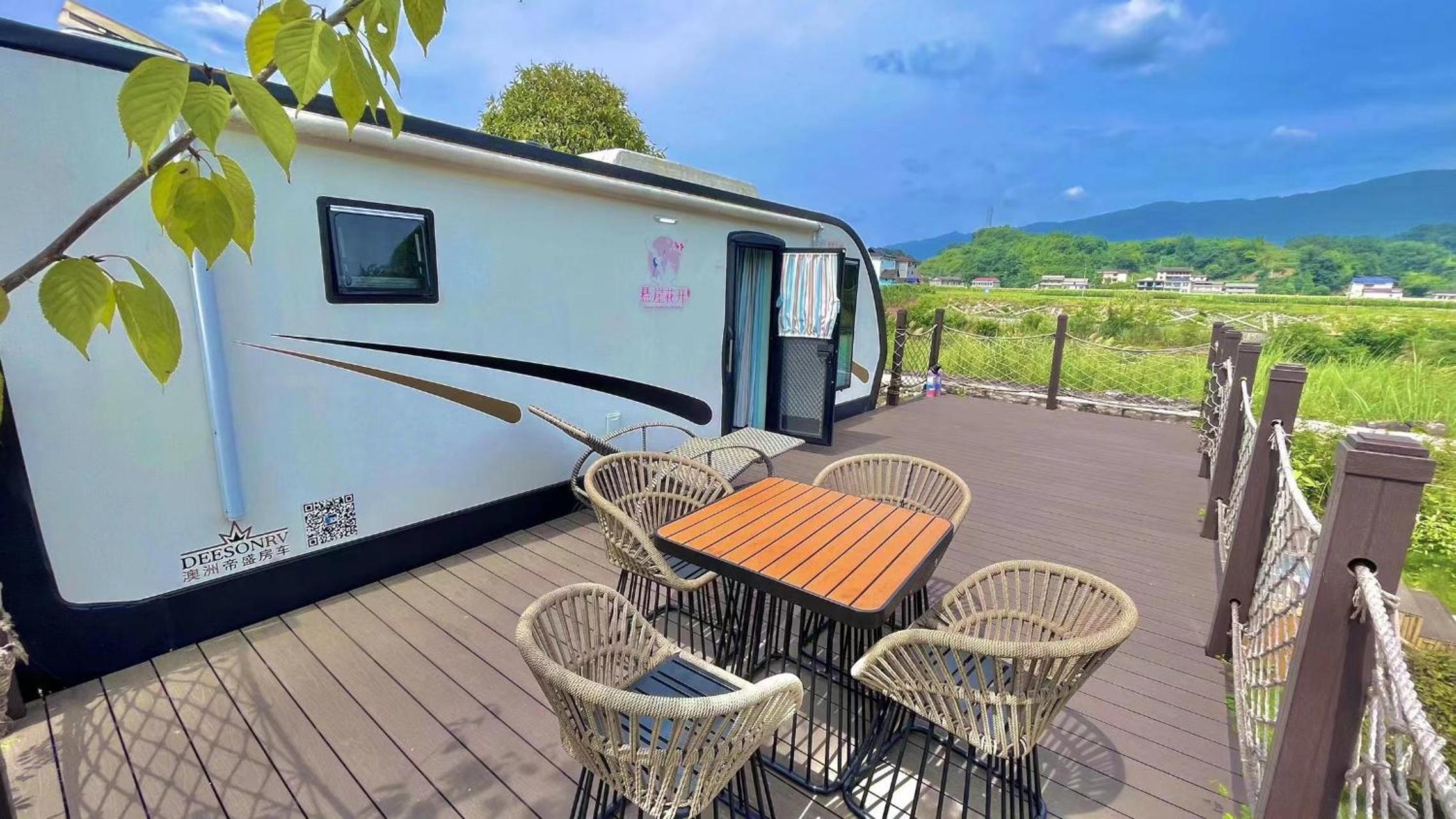 Zhangjiajie Cliff Flower RV Tent Hotel