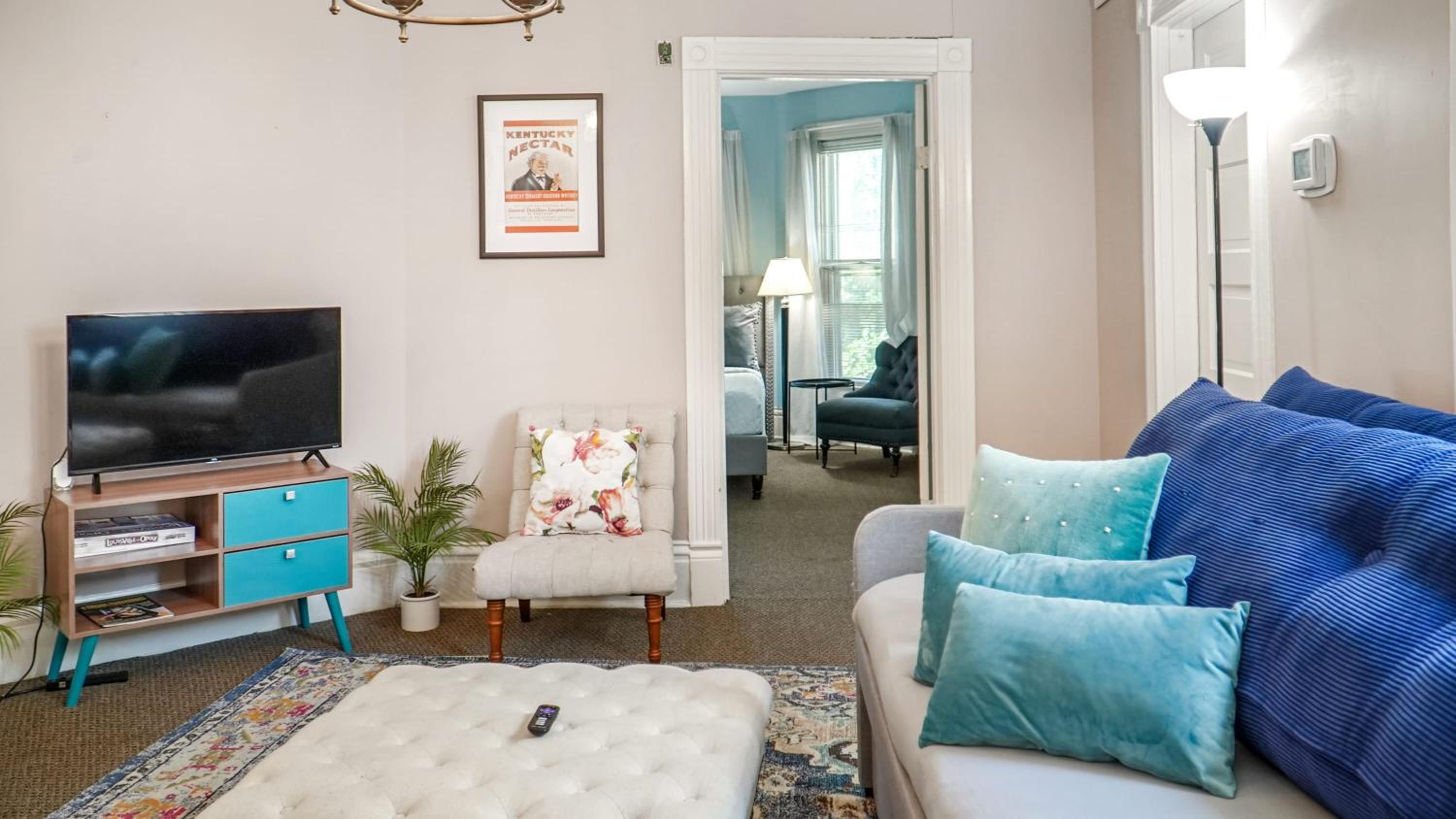 Spacious Historic House Near Louisville Sites view 4