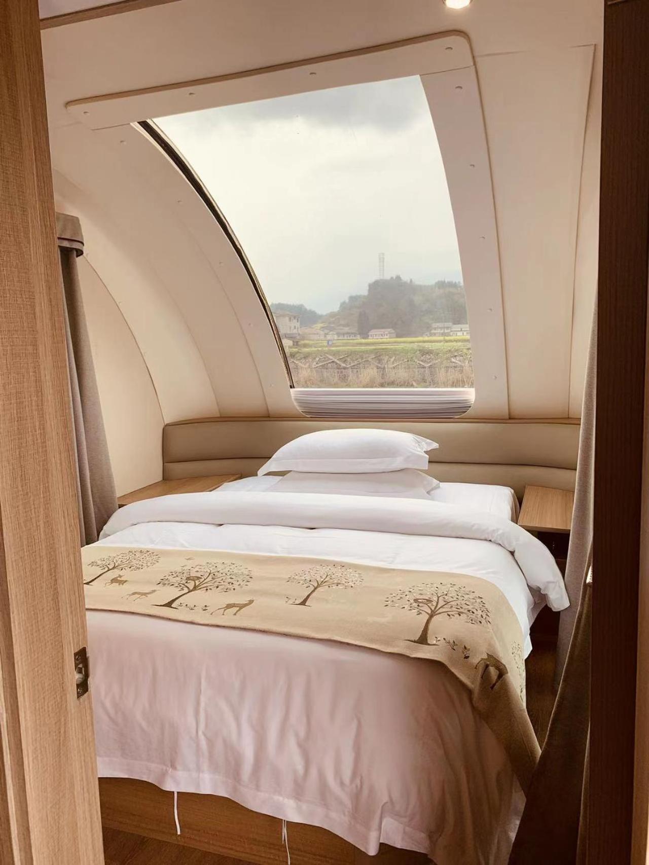 Zhangjiajie Cliff Flower RV Tent Hotel