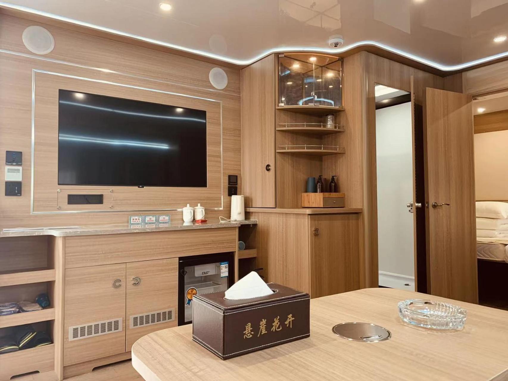 Zhangjiajie Cliff Flower RV Tent Hotel