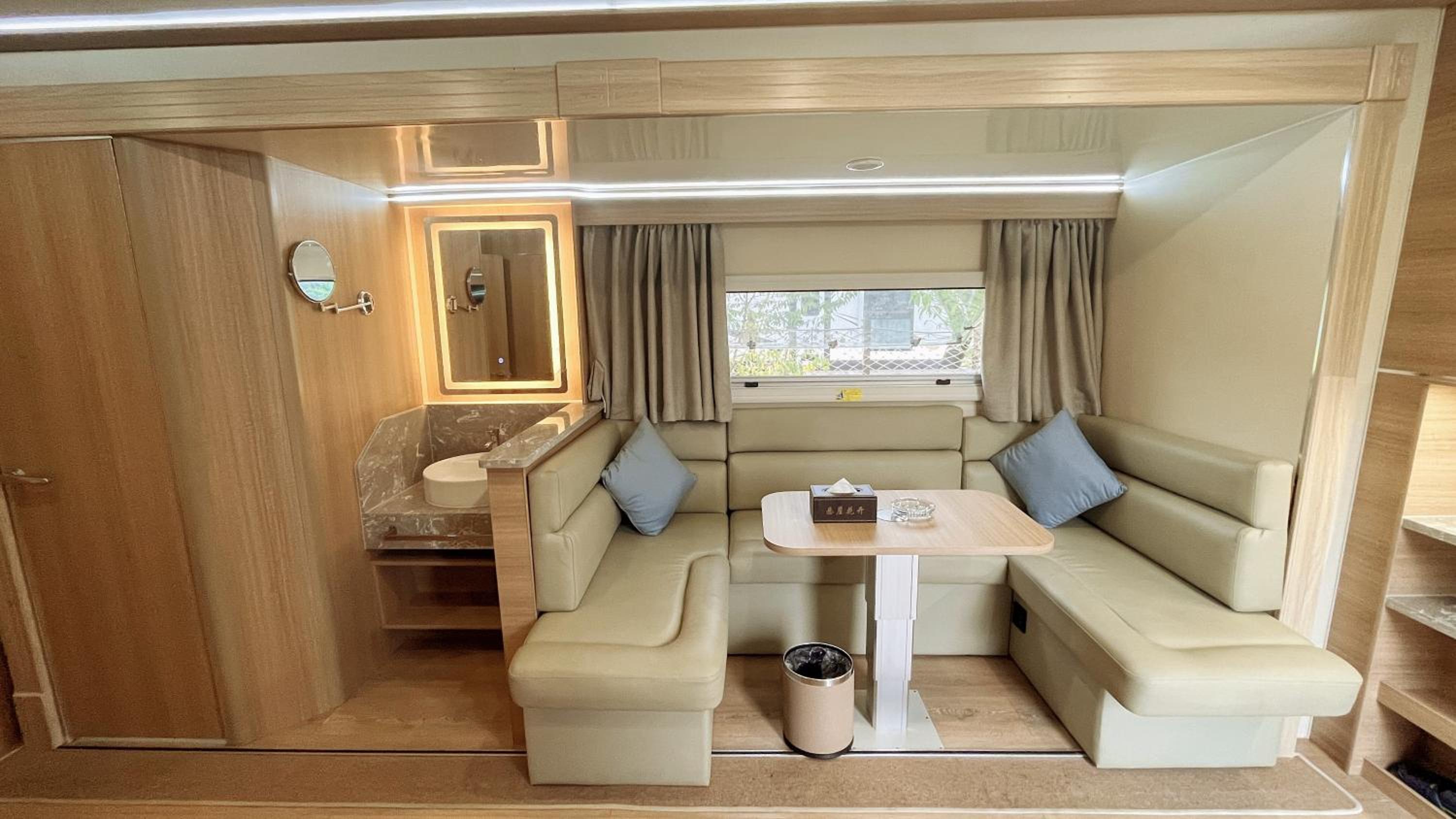 Zhangjiajie Cliff Flower RV Tent Hotel