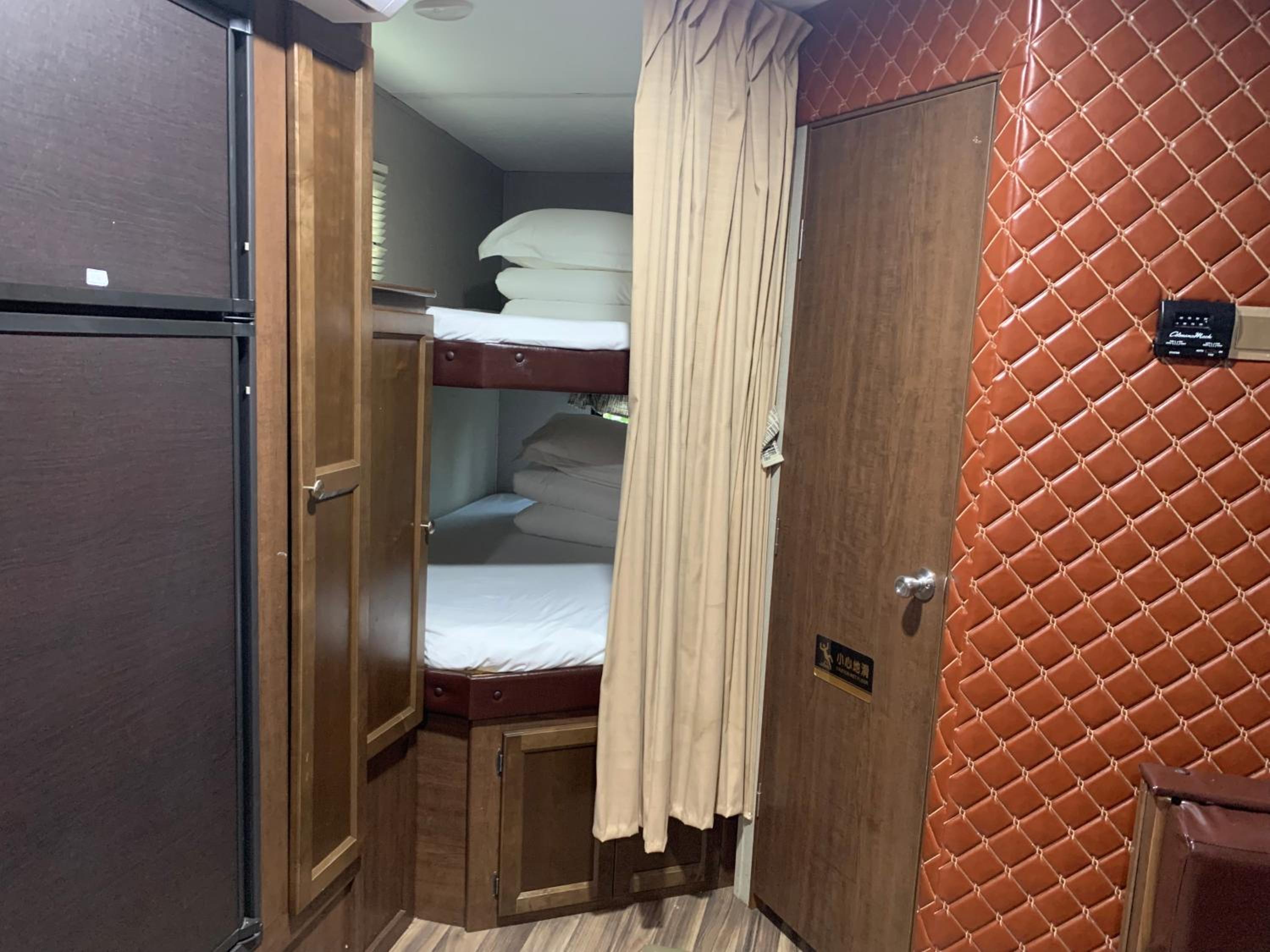 Zhangjiajie Cliff Flower RV Tent Hotel
