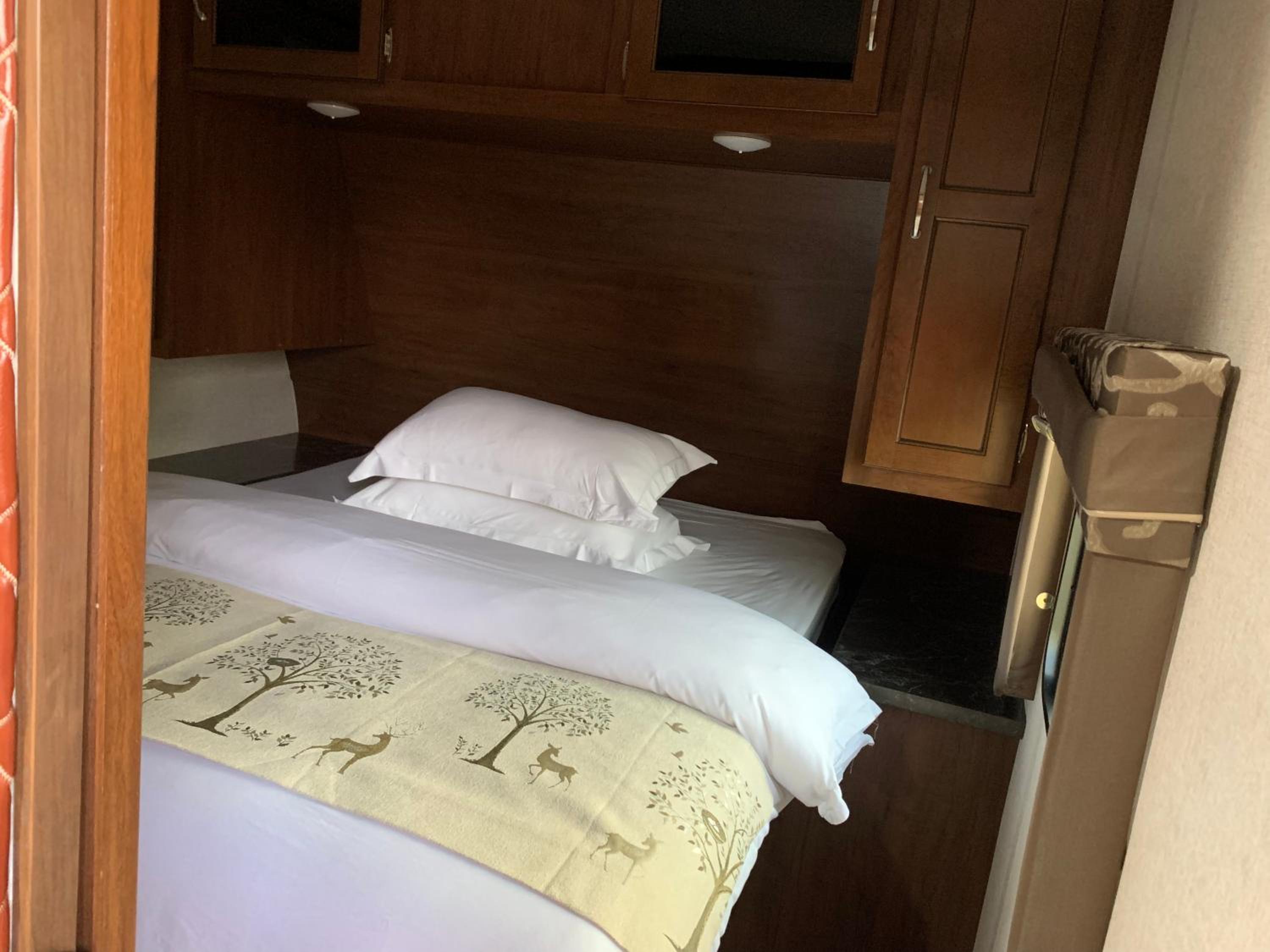 Zhangjiajie Cliff Flower RV Tent Hotel