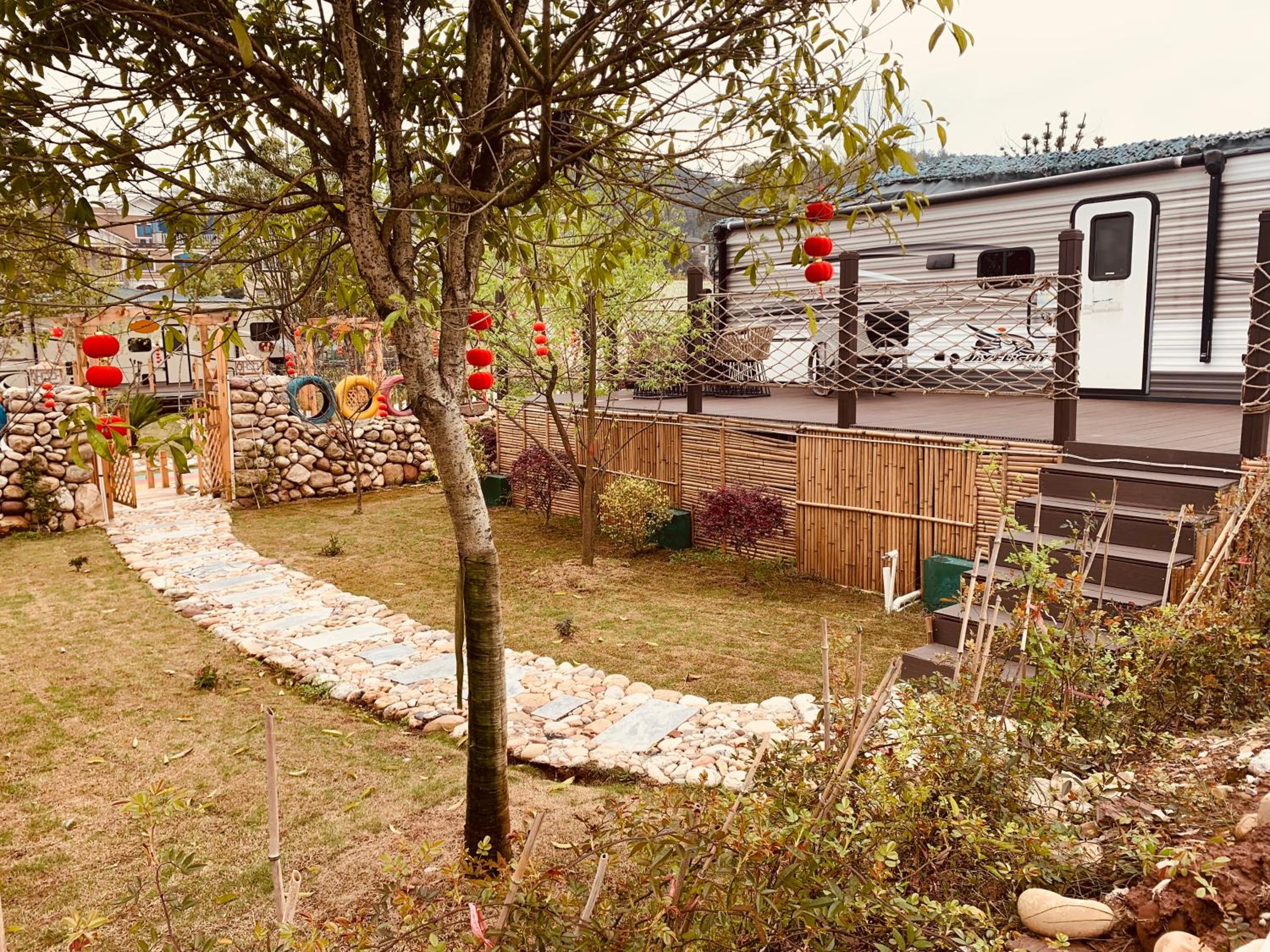 Zhangjiajie Cliff Flower RV Tent Hotel