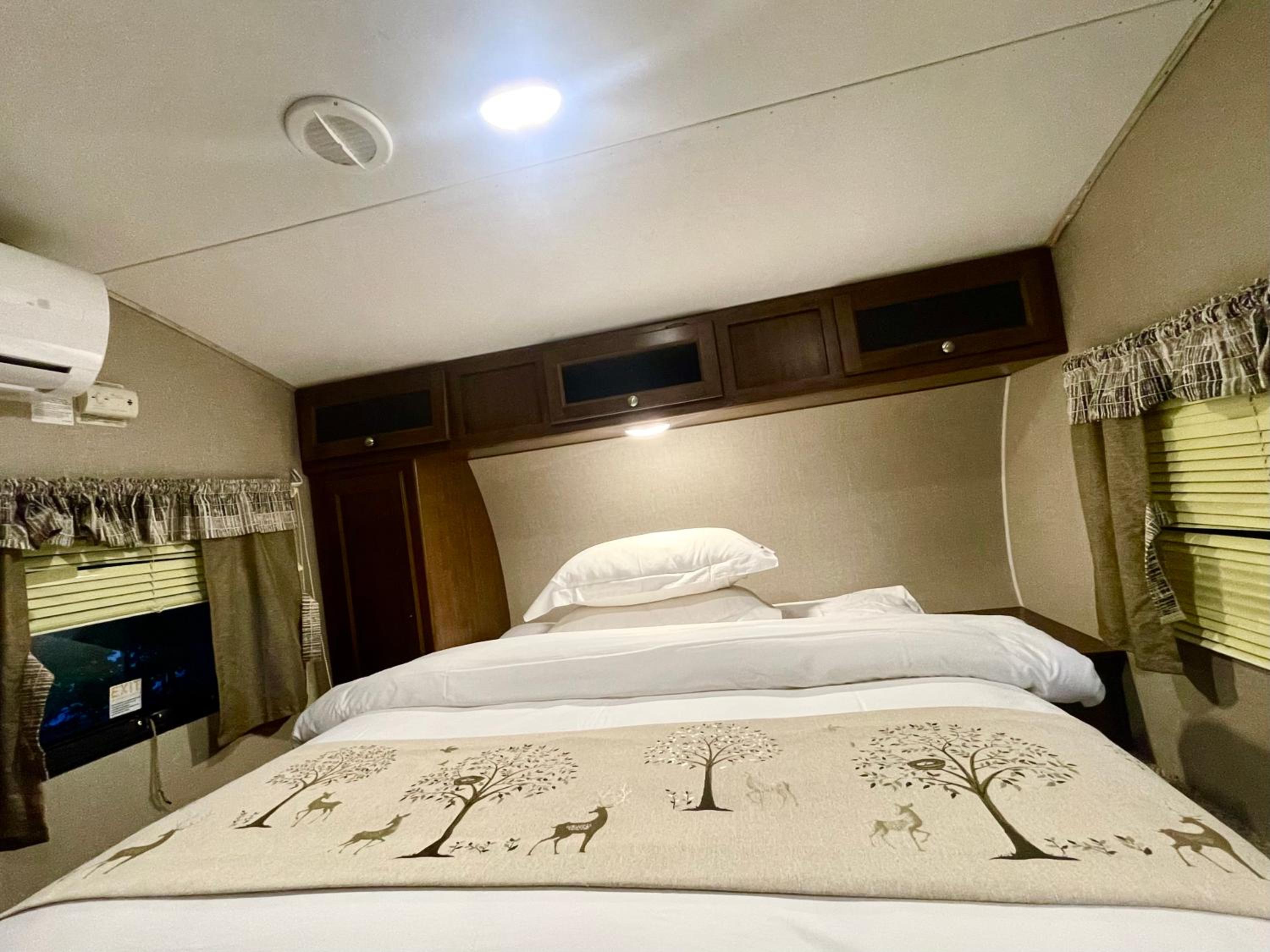 Zhangjiajie Cliff Flower RV Tent Hotel