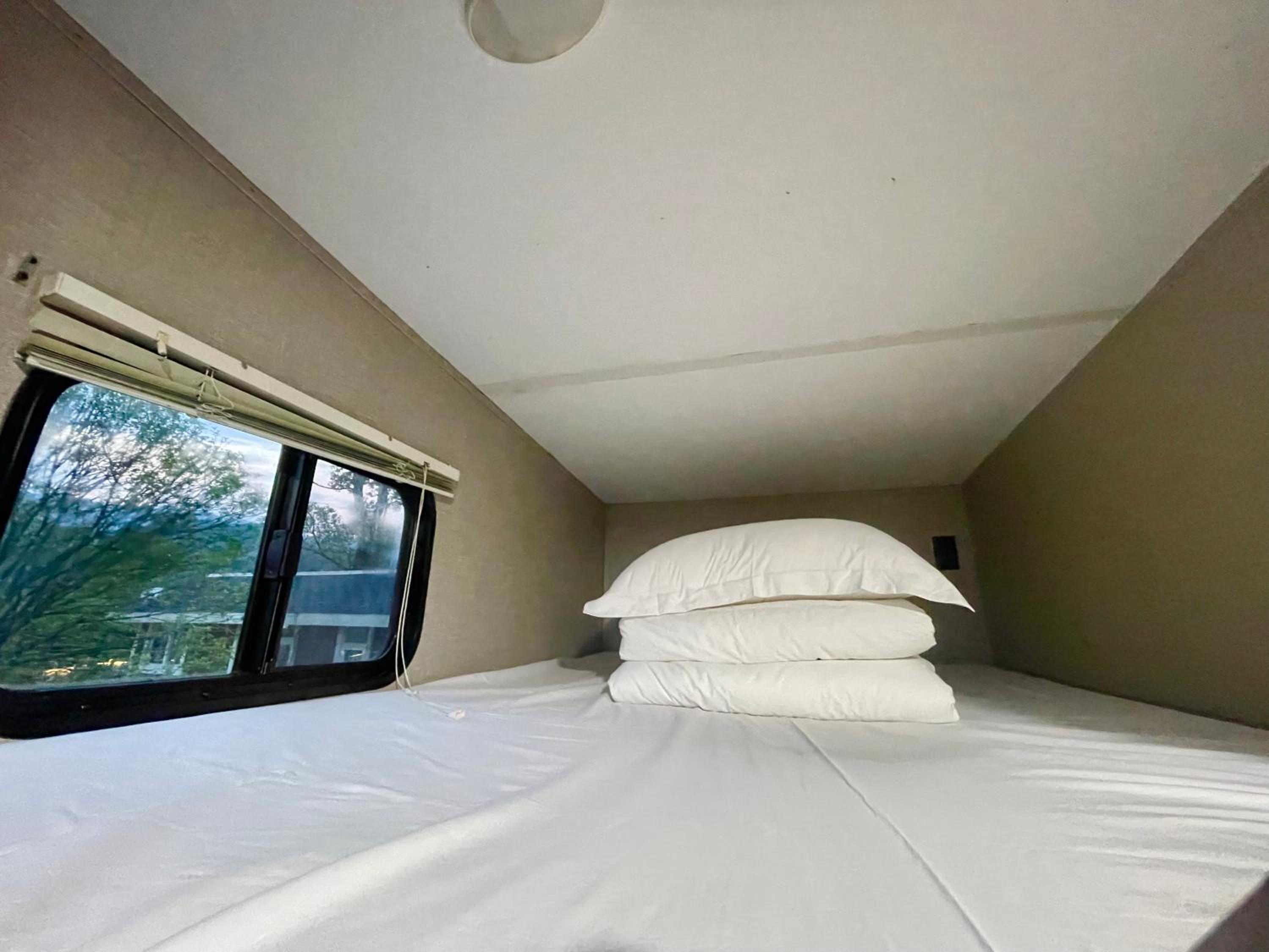 Zhangjiajie Cliff Flower RV Tent Hotel