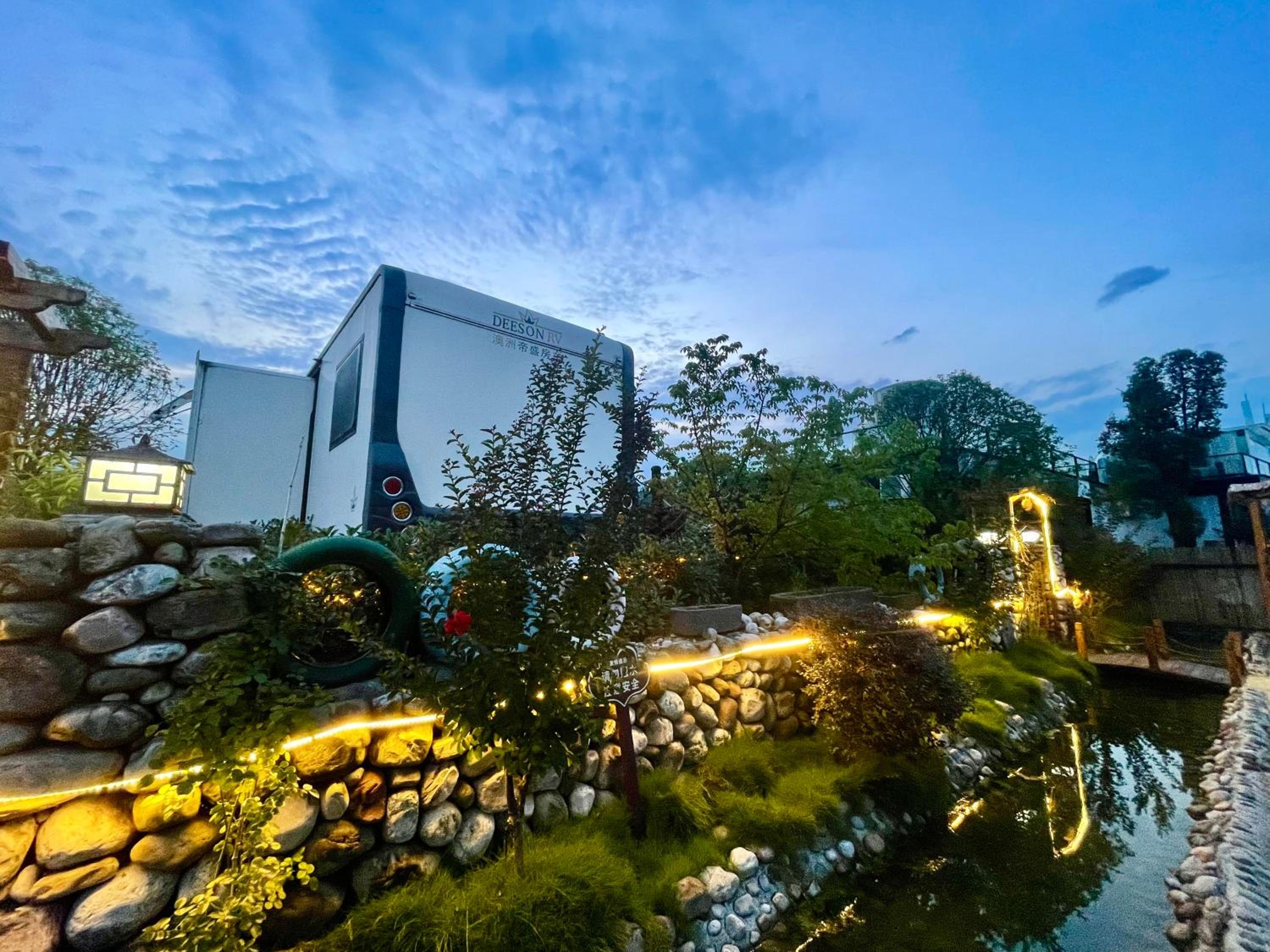 Zhangjiajie Cliff Flower RV Tent Hotel