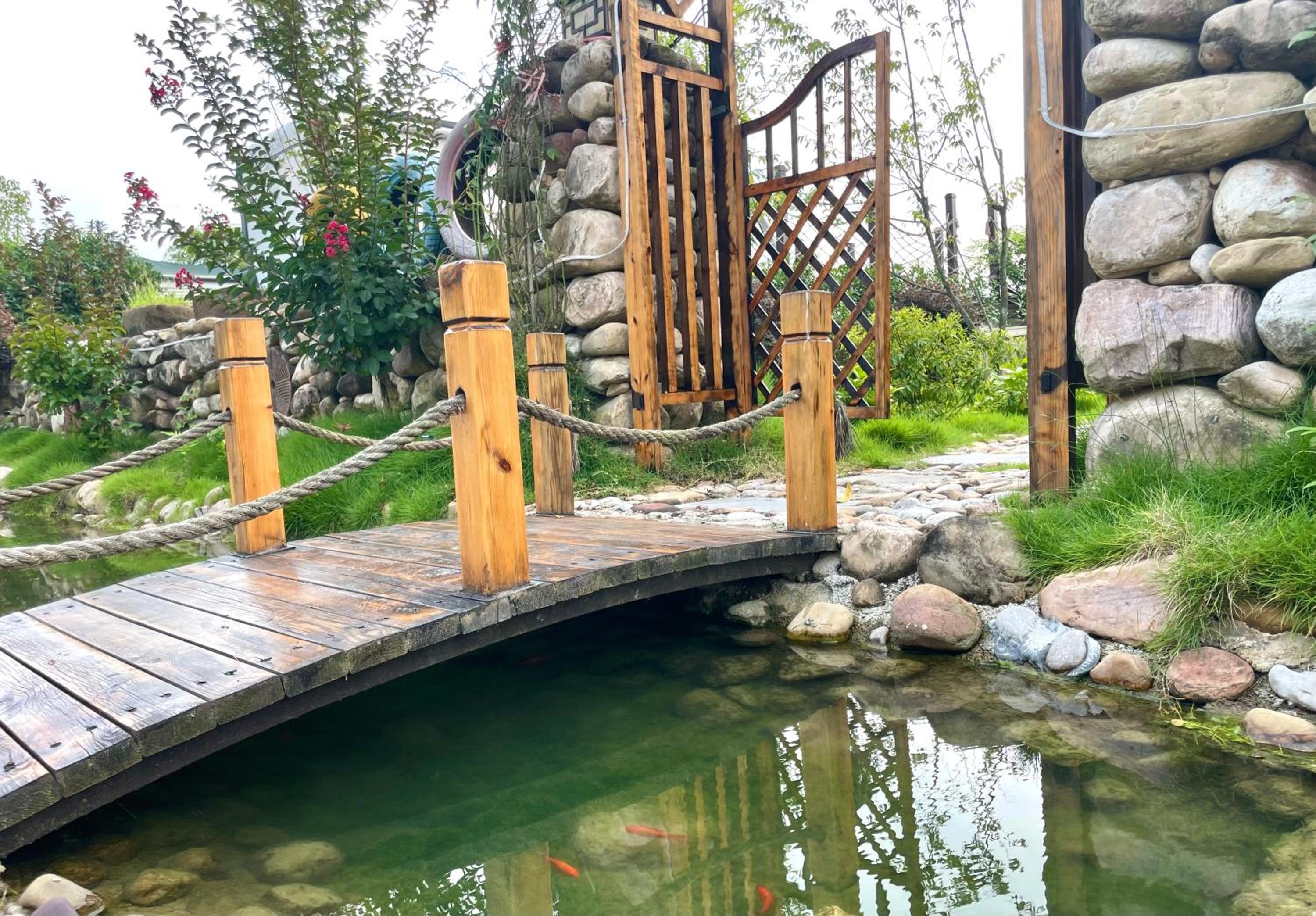 Zhangjiajie Cliff Flower RV Tent Hotel