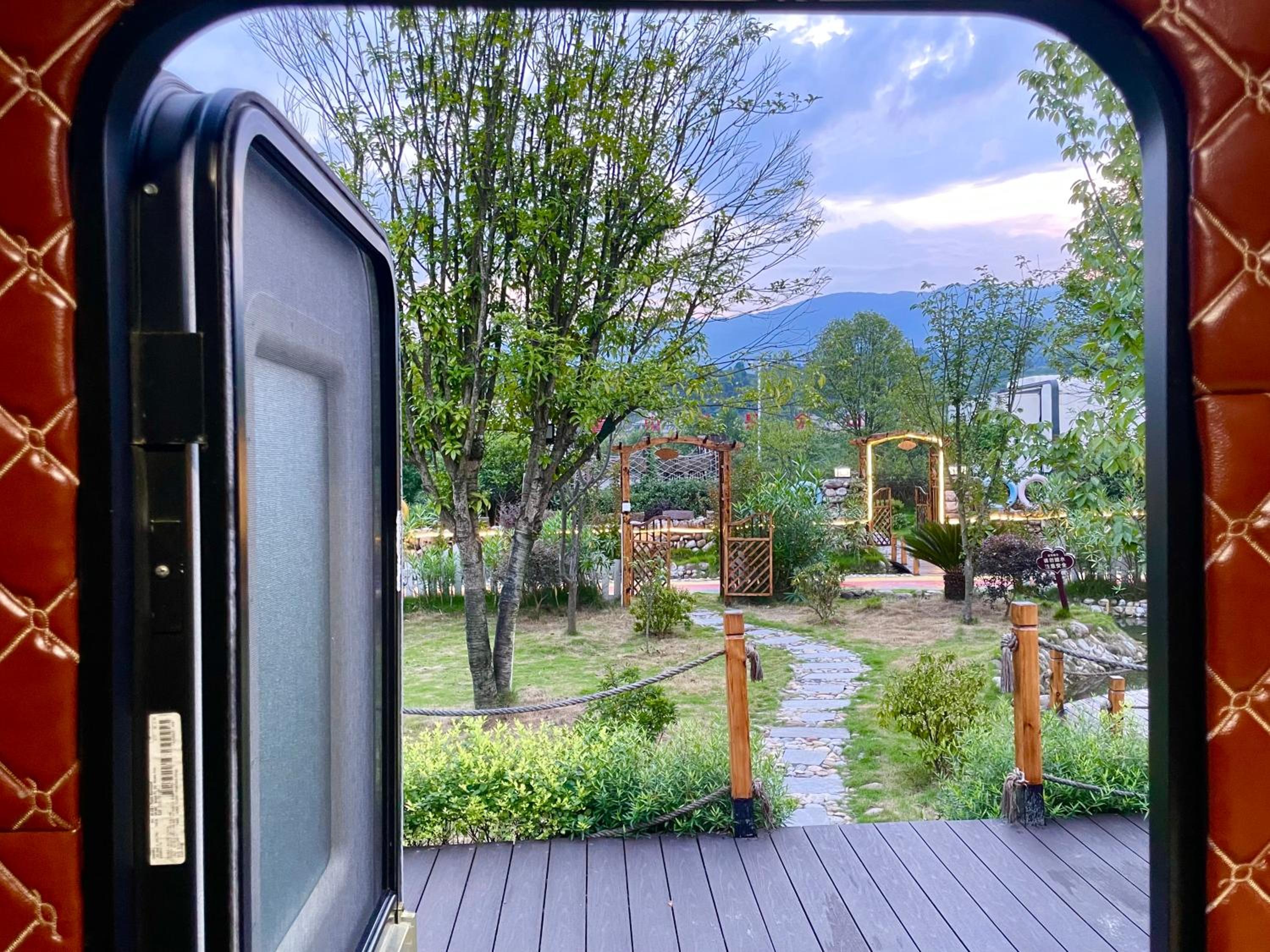 Zhangjiajie Cliff Flower RV Tent Hotel
