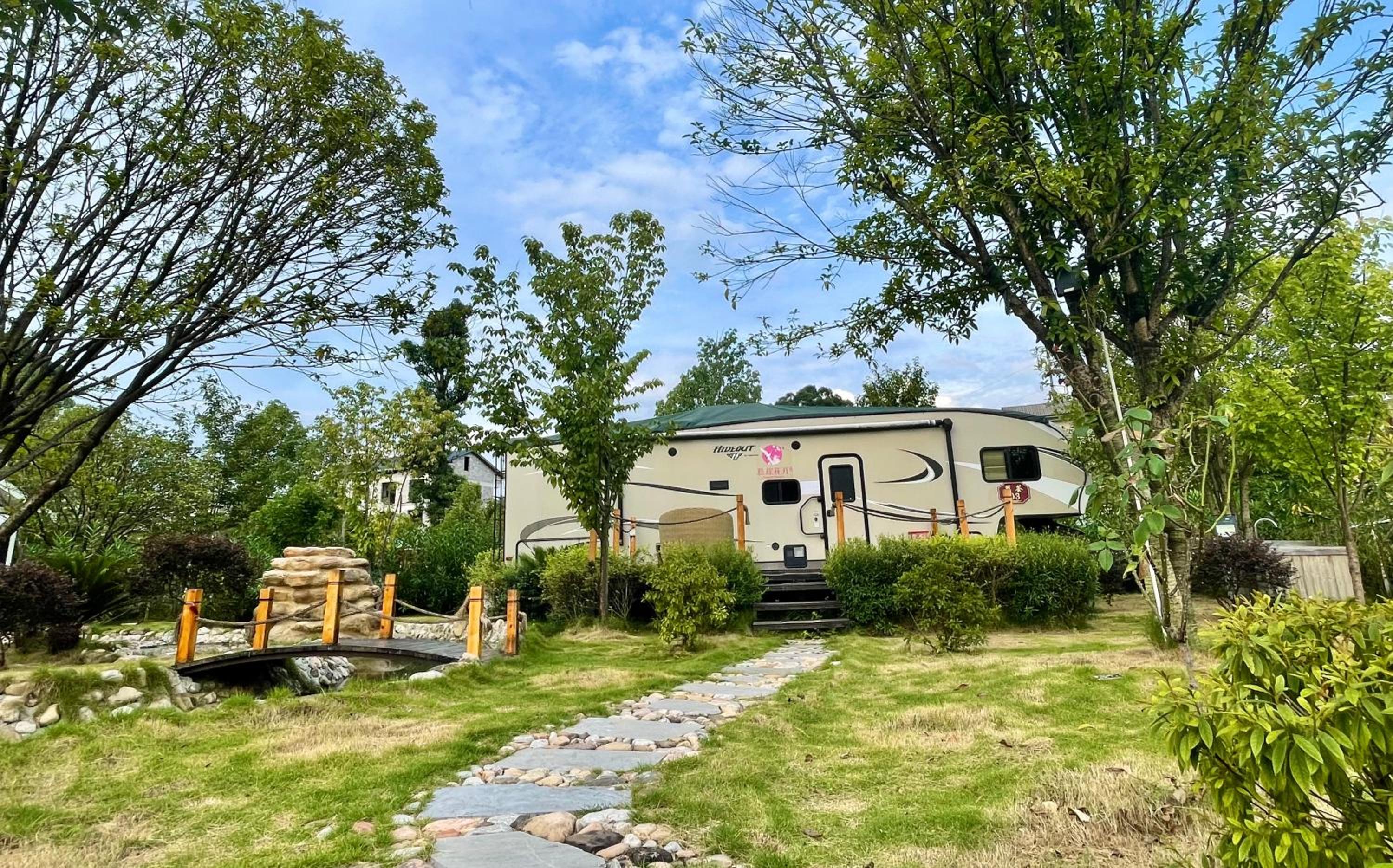 Zhangjiajie Cliff Flower RV Tent Hotel