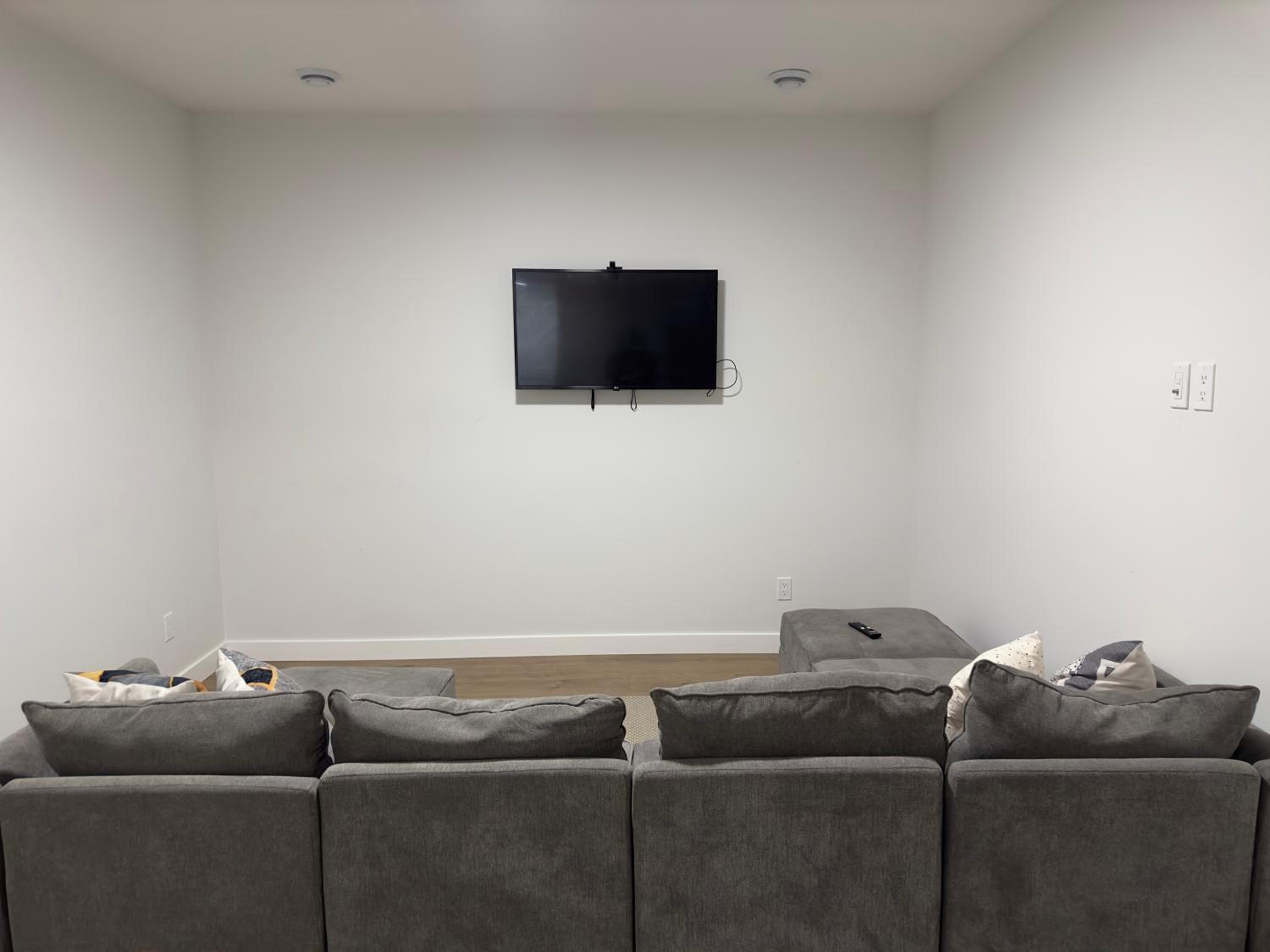 Cozy Apartment in South West Calgary