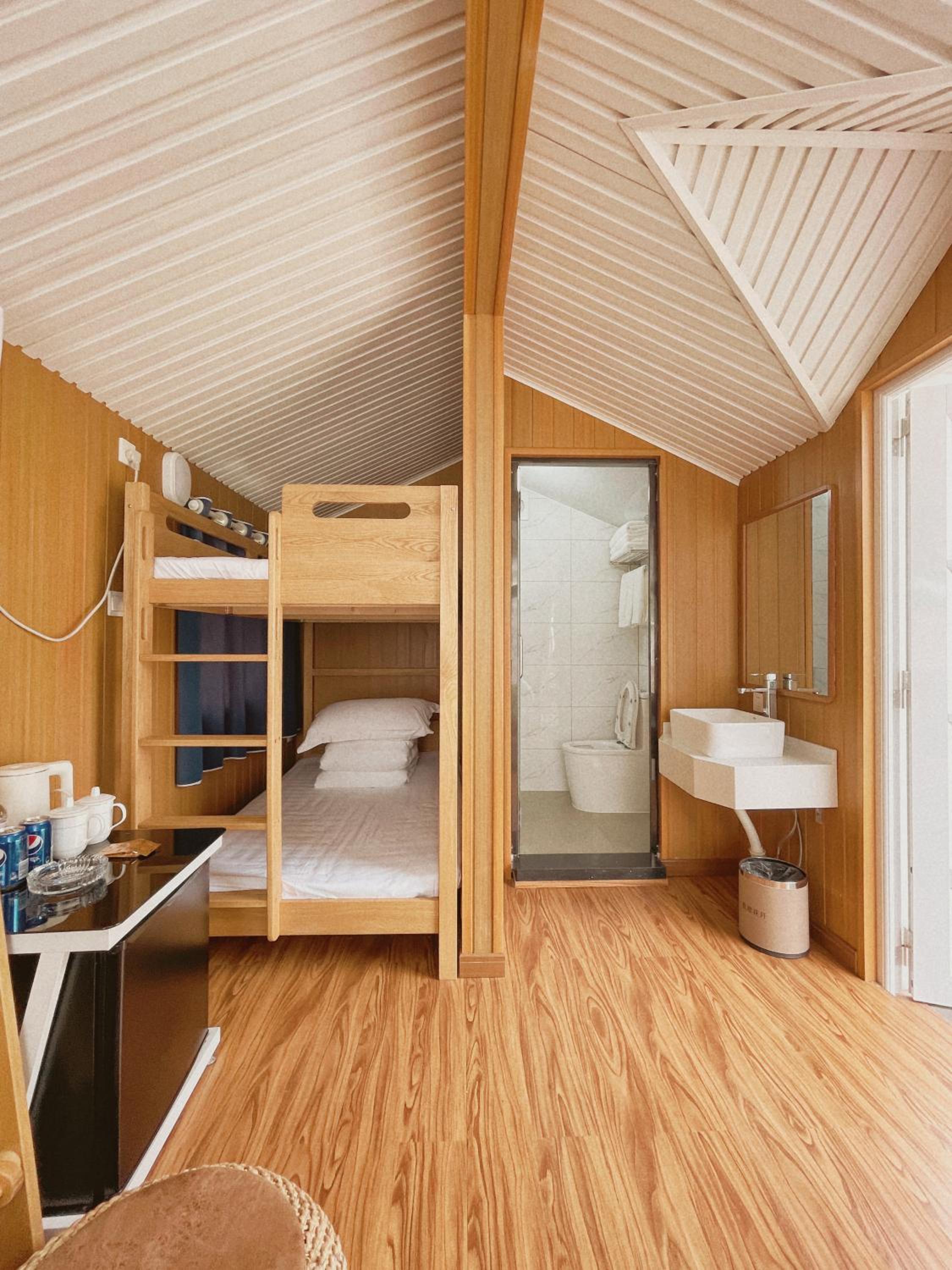 Zhangjiajie Cliff Flower RV Tent Hotel