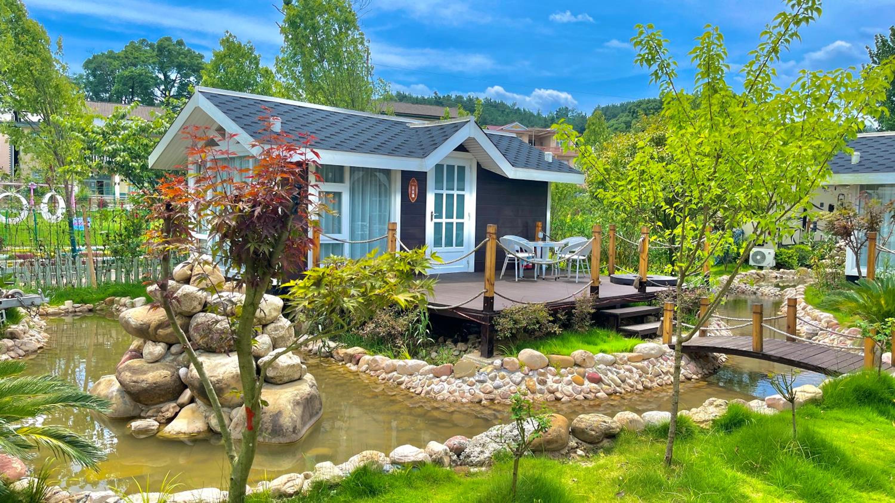 Zhangjiajie Cliff Flower RV Tent Hotel